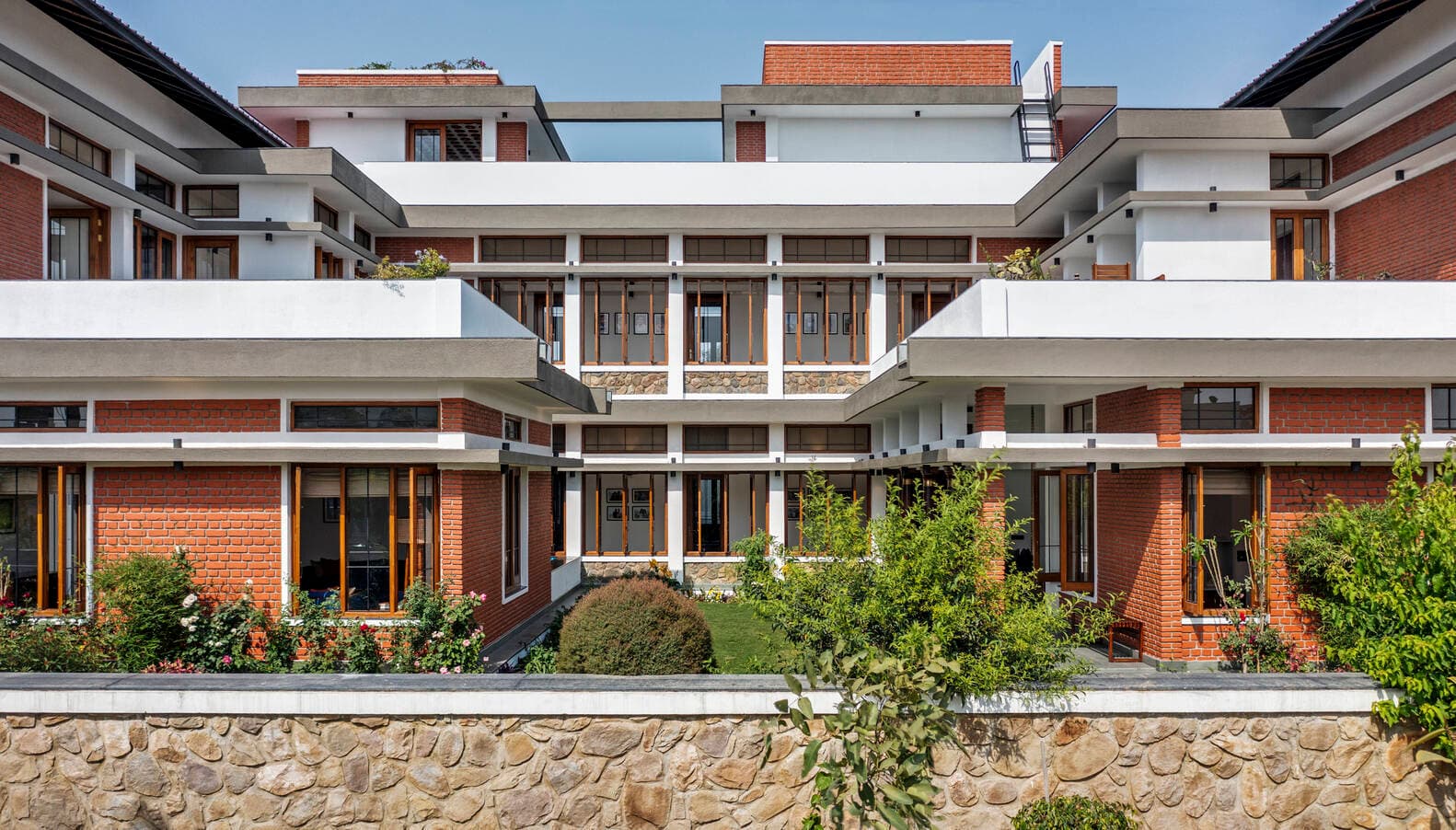 Biệt thự 930m2 ứng dụng gạch nung tinh tế, không gian sống ấm cúng của đại gia đình ở ngoại ô