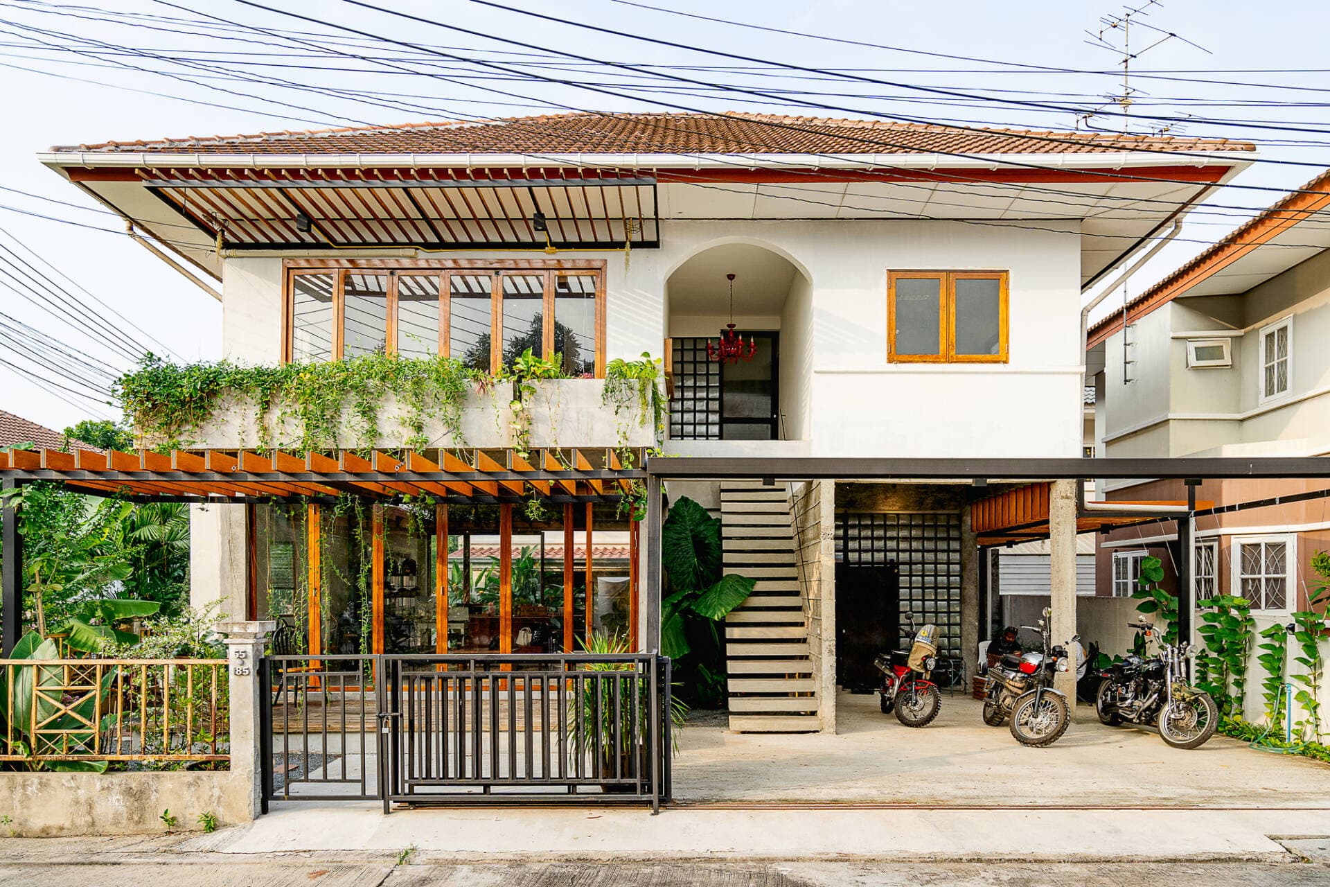 Nhà 2 tầng sáng suốt đập bỏ toàn bộ vách ngăn, sở hữu hàng hiên đắt giá hiếm nhà phố nào có được