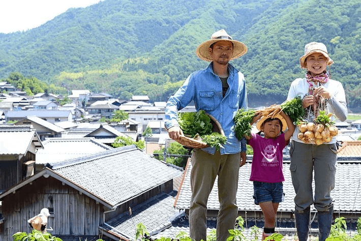 Bỏ phố về quê trồng rau làm vườn, vợ chồng trẻ và con gái có những phút giây 'sống cho hiện tại' đúng nghĩa