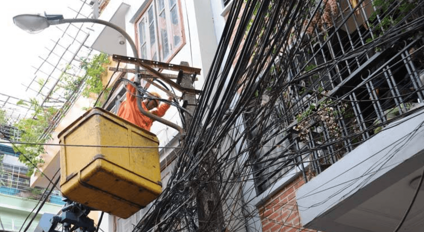 Gia chủ Việt không được xây nhà cao quá 2 tầng vì vướng lưới điện trước nhà, đúng hay sai?
