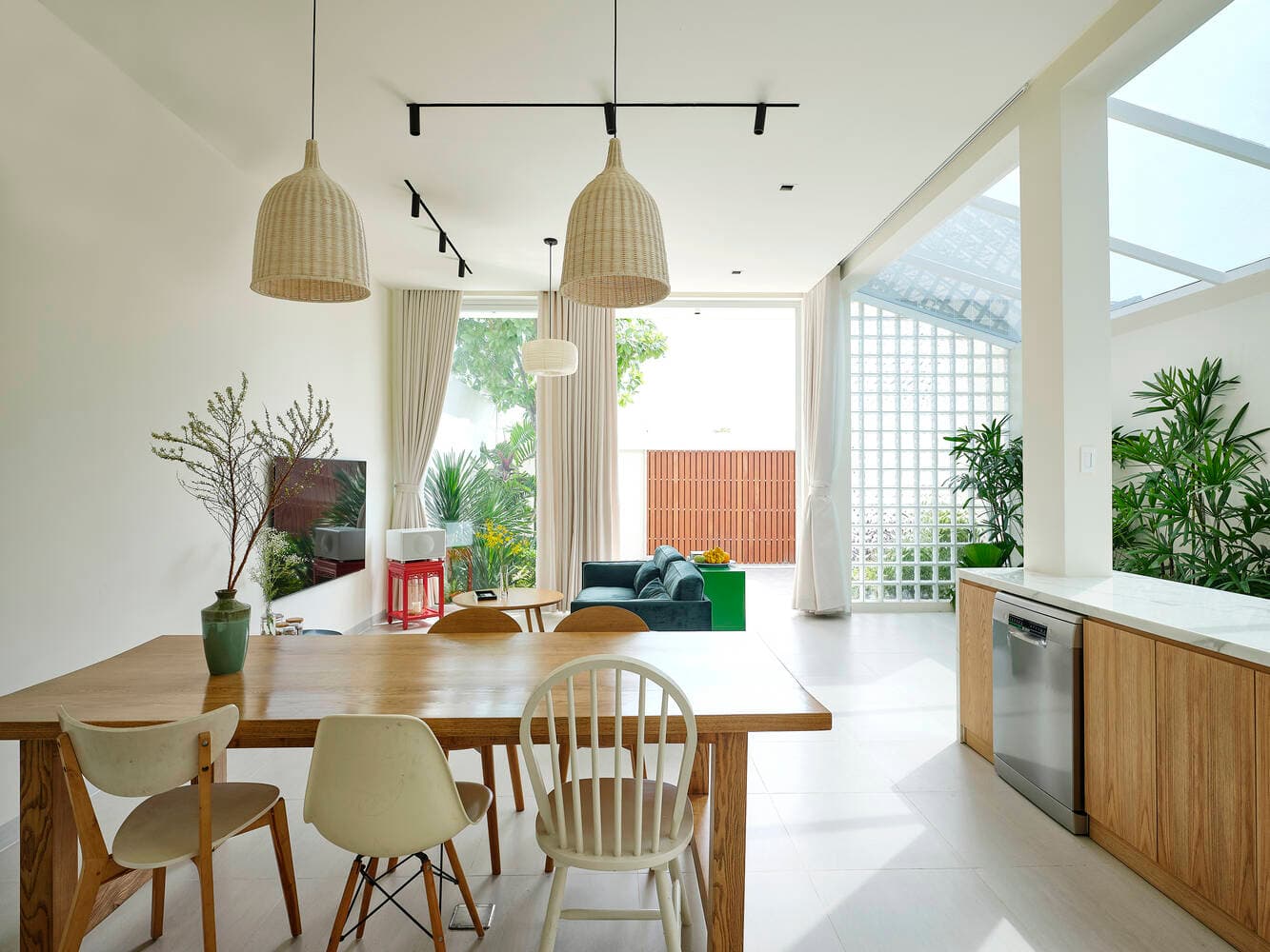 Nhà 1 tầng 7x26m của gia đình nhiếp ảnh gia, thiết kế để thiên nhiên len lỏi vào từng ngóc ngách