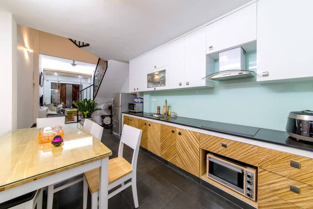 Cải tạo nhà 38m2 bị bao vây tứ phía trong hẻm nhỏ thành ngôi nhà thoáng đãng cho gia đình 7 người