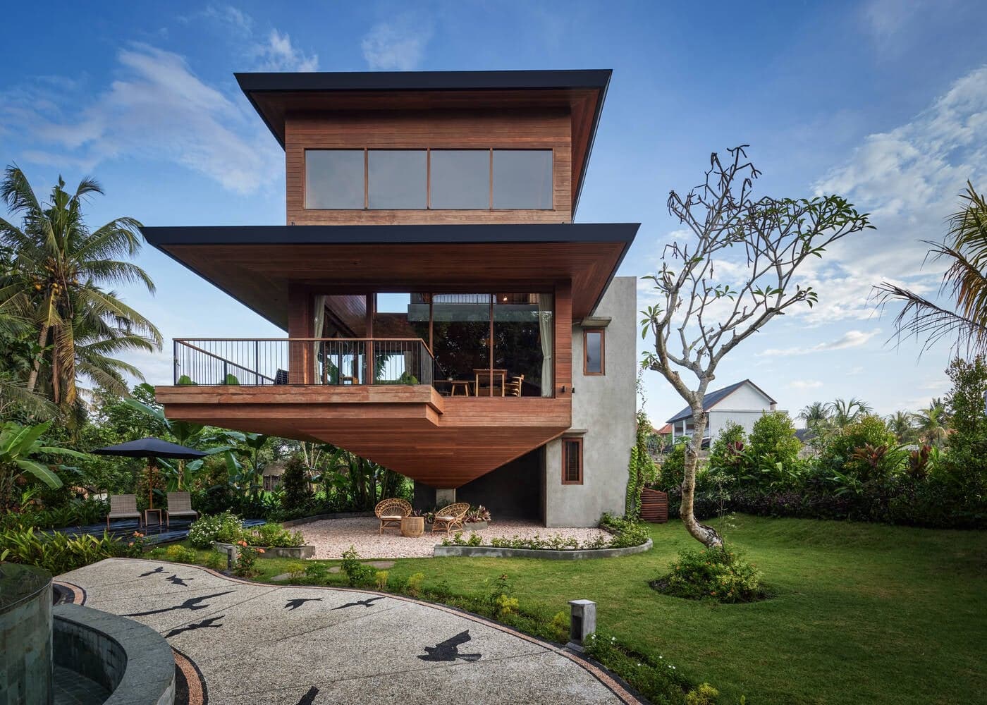 Ba người bạn rủ nhau xây nhà sàn ngay giữa trung tâm thành phố để hiện thực hóa ước mơ từ thời đi học