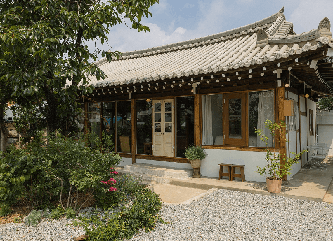 Nhà cấp 4 của nữ gia chủ sở hữu không gian yên bình hiếm có giữa lòng thành phố
