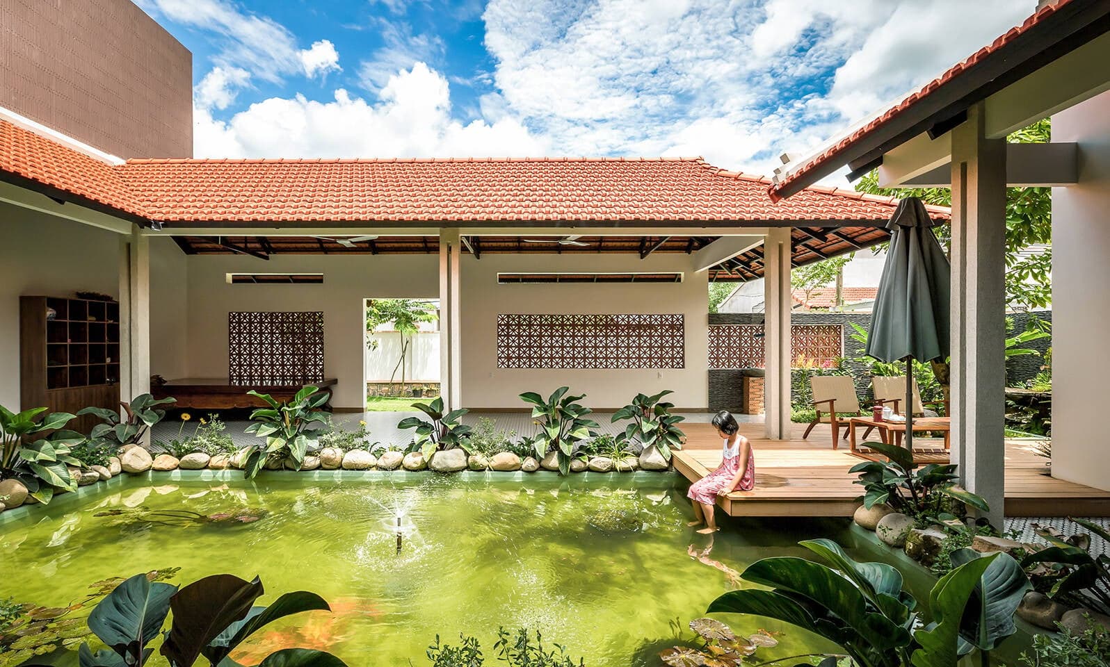 Nhà ba gian ngói đỏ truyền thống rộng hơn 2.000m2 của gia đình 3 thế hệ tại Tây Ninh