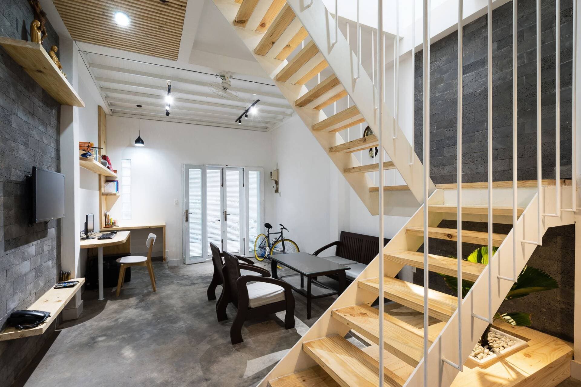 Bỏ vách, sửa cầu thang, giải pháp cơ bản nhưng đủ để nhà 40m2 trong hẻm không còn tù túng