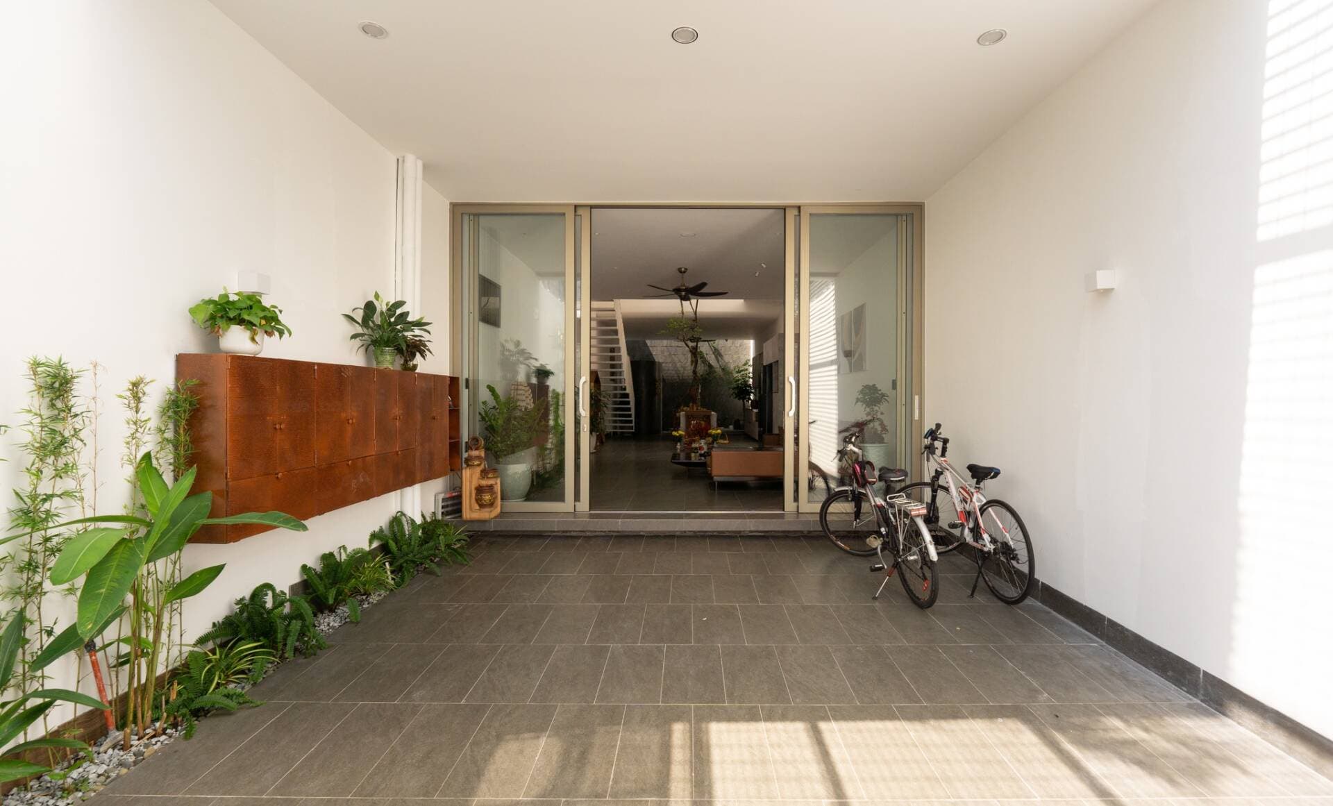 Bến Đình House thiết kế thông tầng kết hợp giếng trời để nhà luôn mát mẻ
