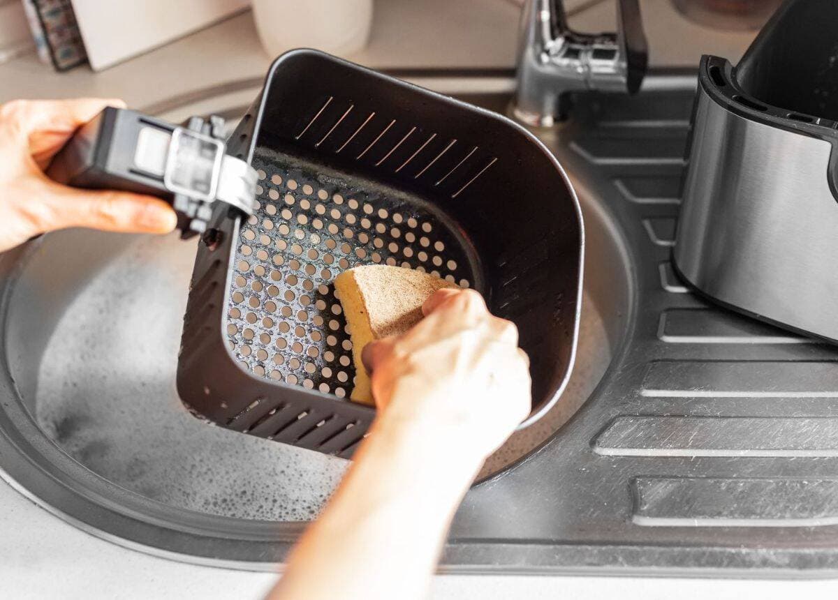 Bà nội trợ chỉ cách làm sạch nồi chiên không dầu đơn giản với 5 nguyên liệu cực dễ tìm