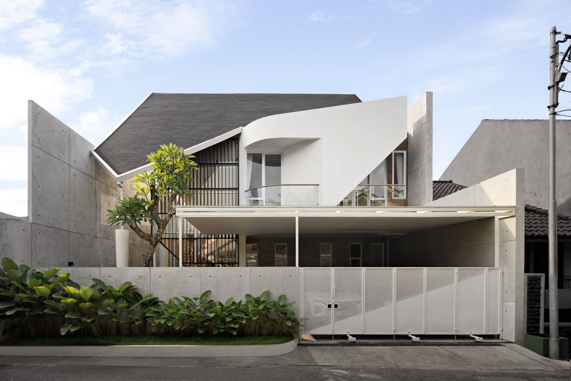 Casa Makna - ngôi nhà đẹp theo phong cách tối giản, được thiết kế thích nghi với khí hậu nhiệt đới nắng nóng và mưa nhiều
