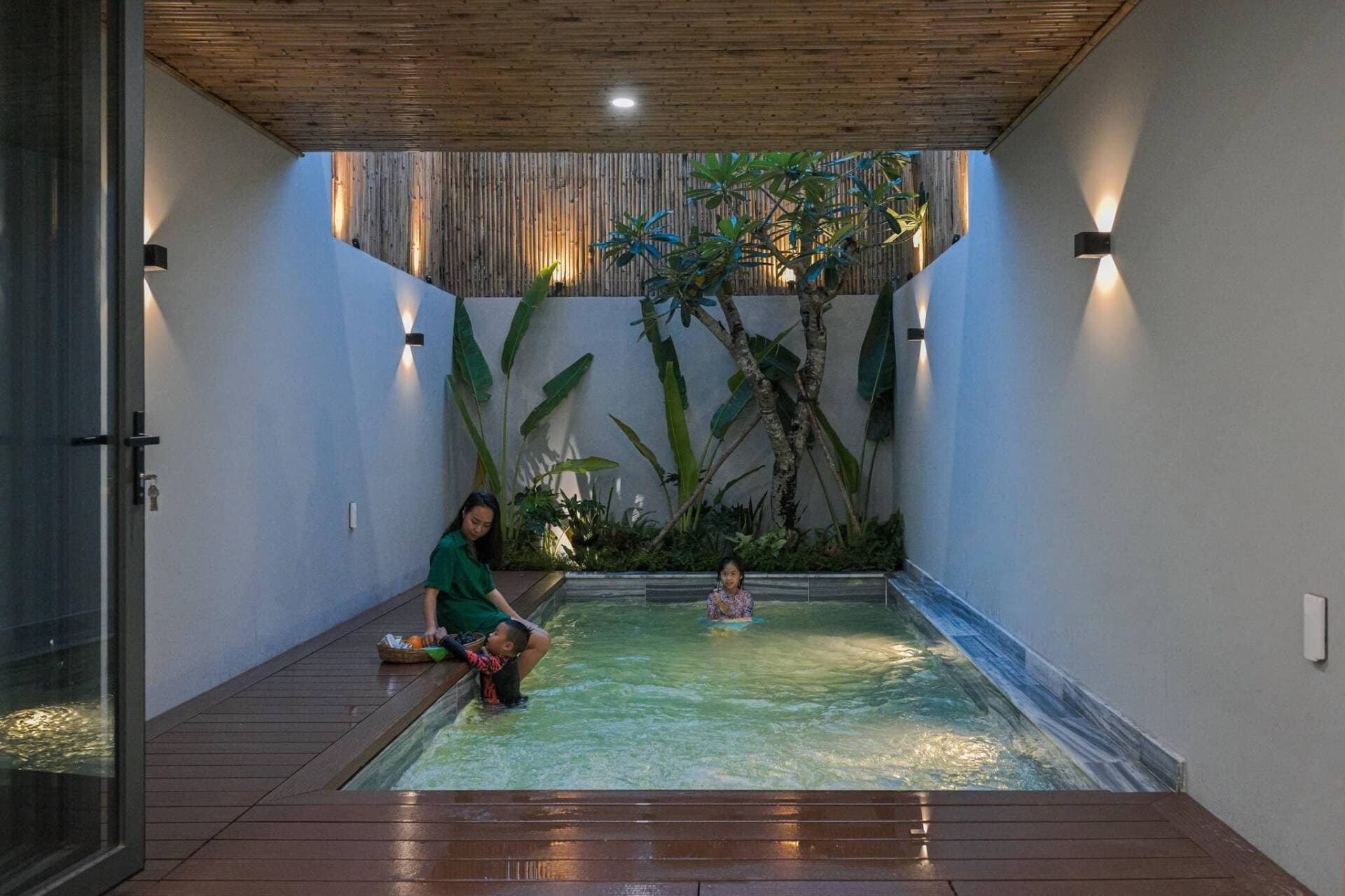 Nếu có ý định xây bể bơi nhà phố, đừng bỏ qua 7 lưu ý quan trọng sau đây