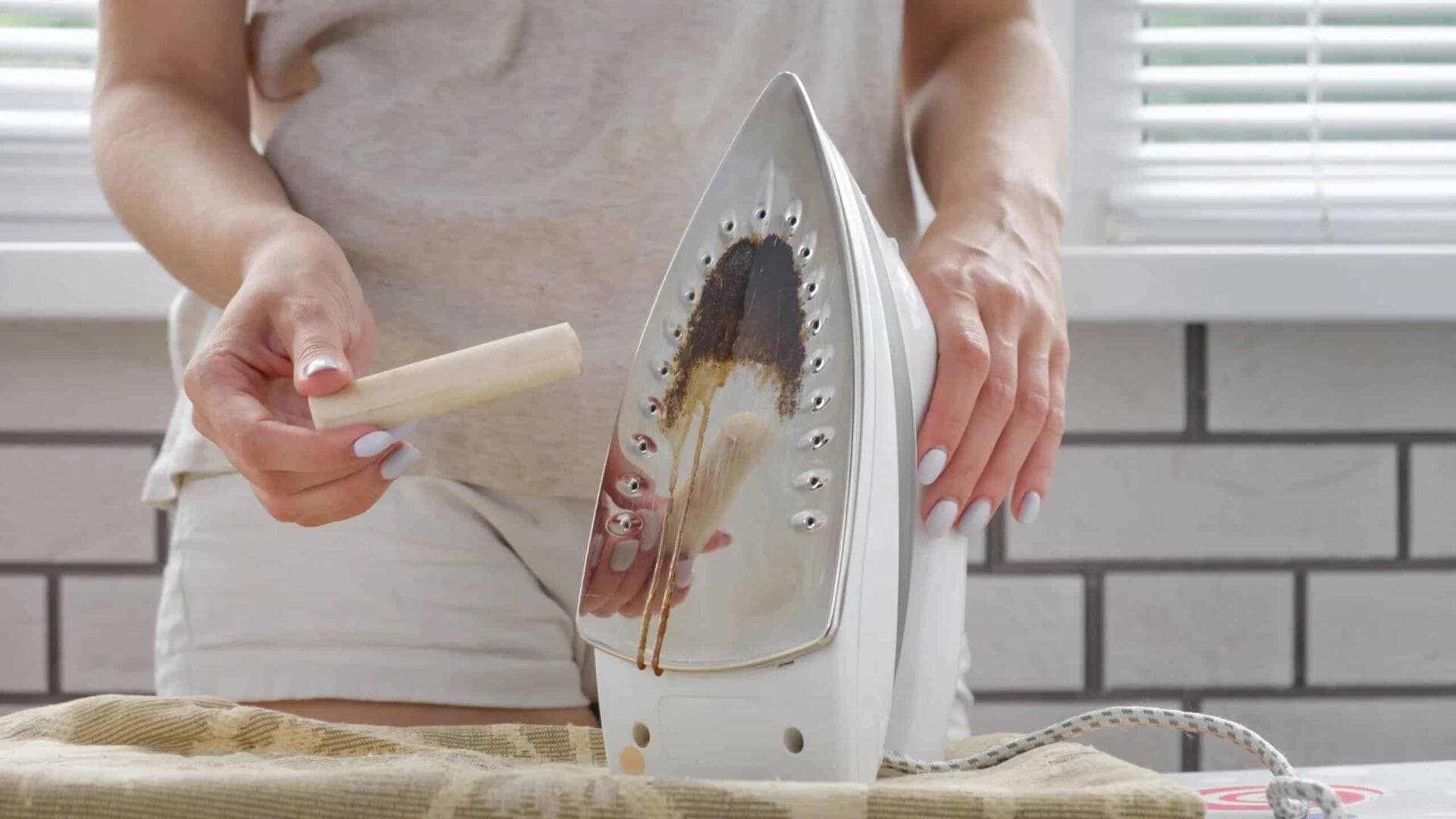 9 cách tẩy vết cháy mặt đế bàn là đơn giản, hiệu quả nhanh chóng