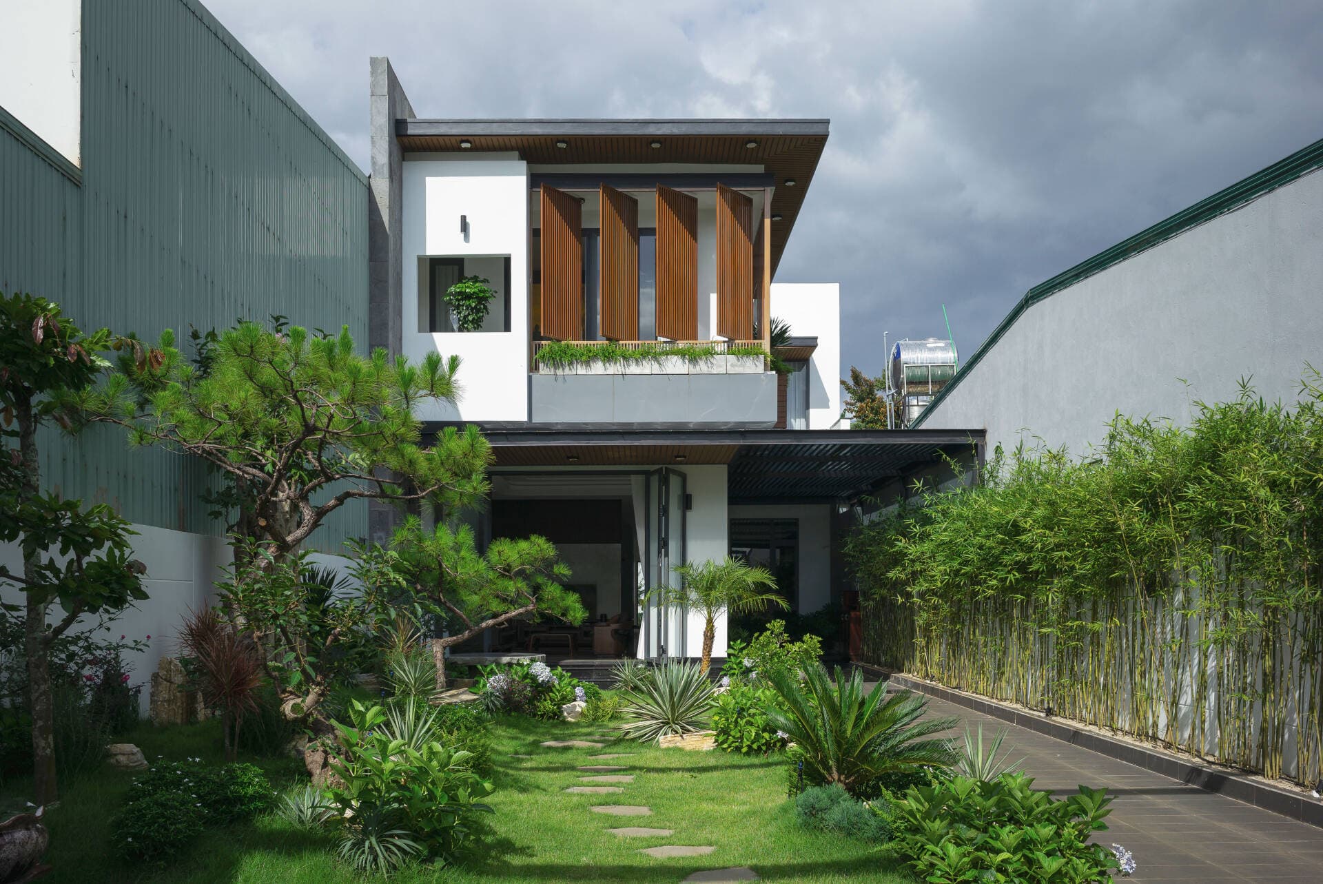 Nhà 2 tầng ở Tây Nguyên thiết kế sân vườn “điều hòa” trước nhà, chi phí hoàn thiện 3,5 tỷ đồng