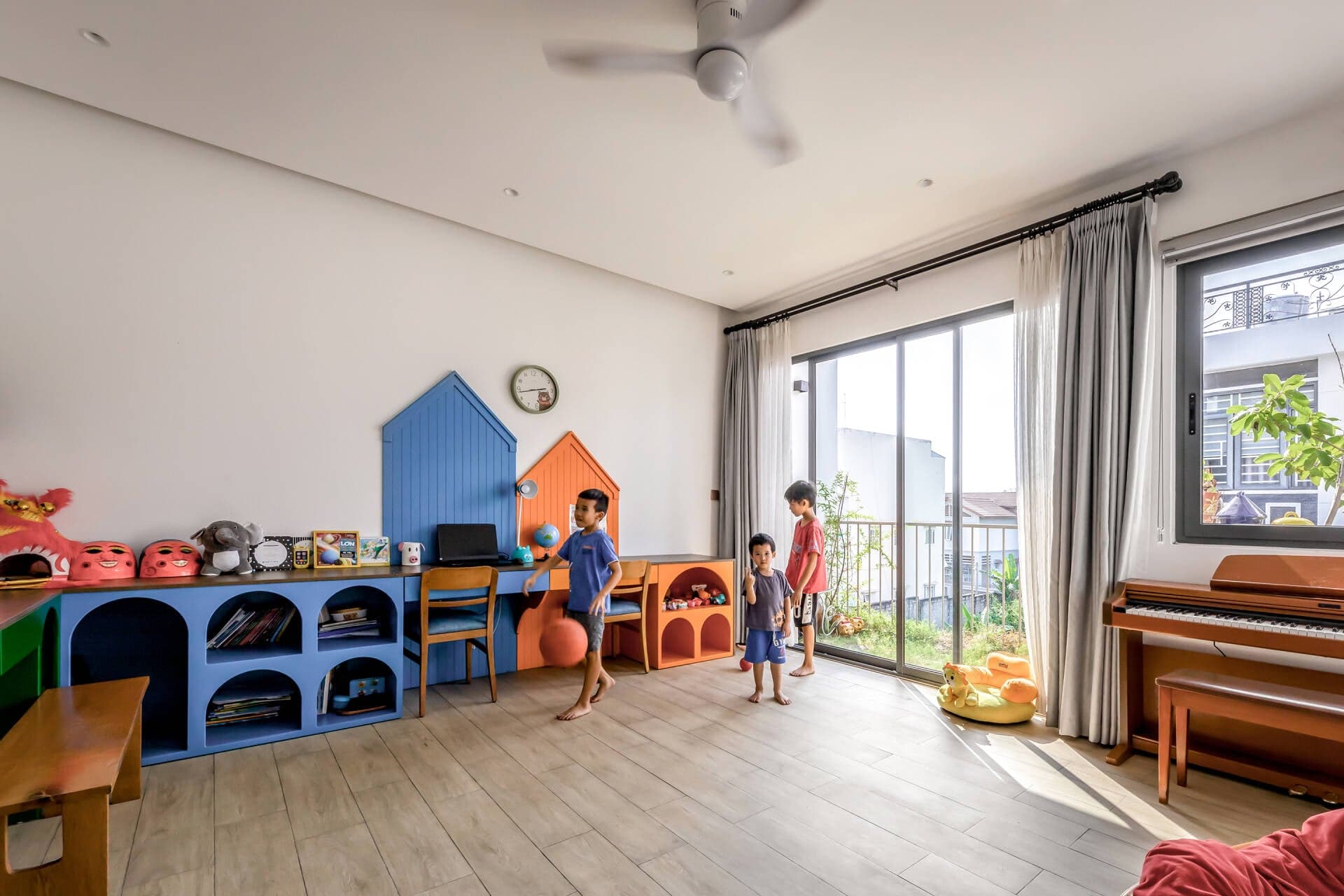 Ngôi nhà phố 4 tầng được ba mẹ xây dựng để con có tuổi thơ trọn vẹn hơn giữa lòng đô thị hiện đại