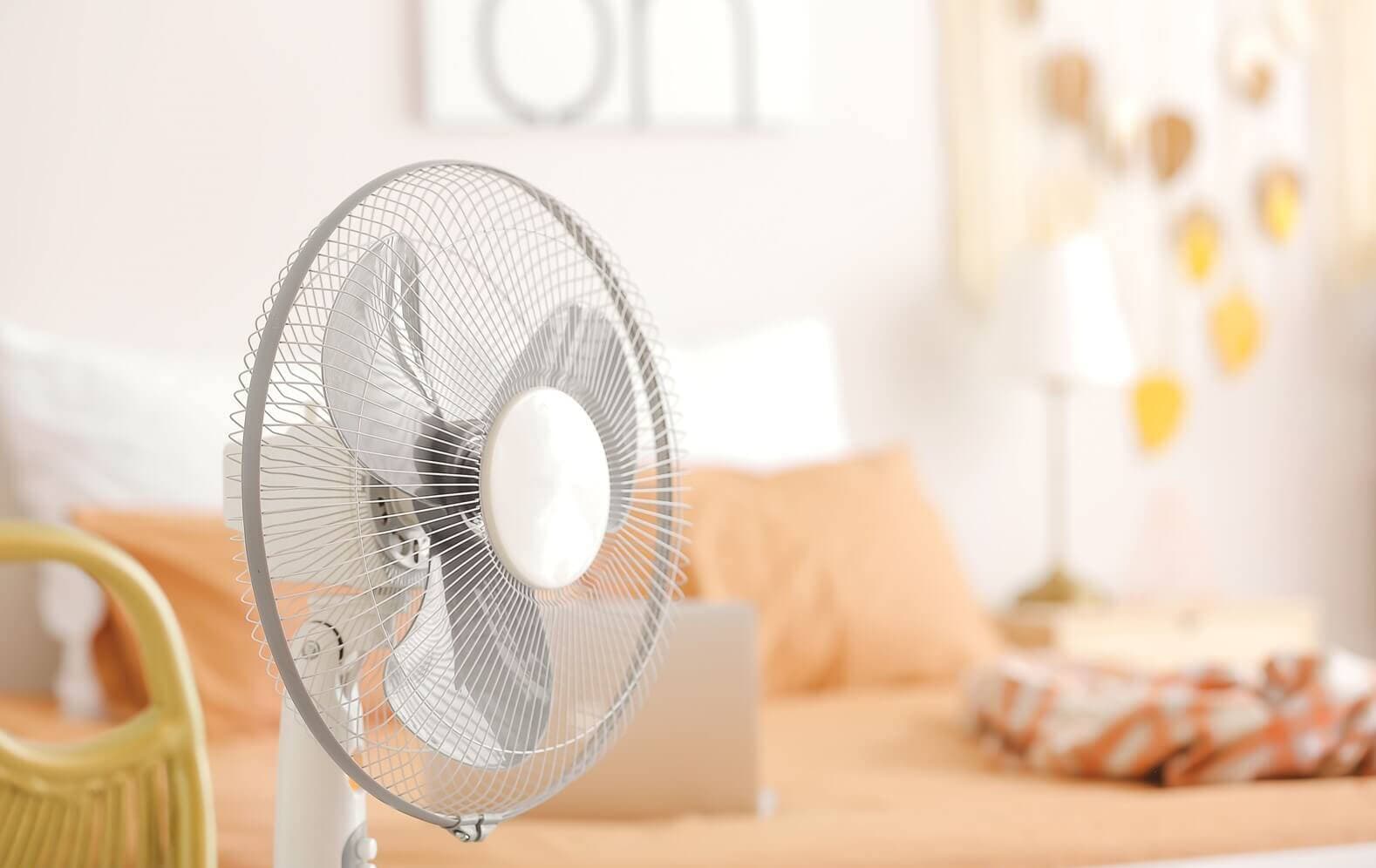 Khi ngủ nên đặt quạt gần hay xa giường? Có nên đặt ở đầu giường?