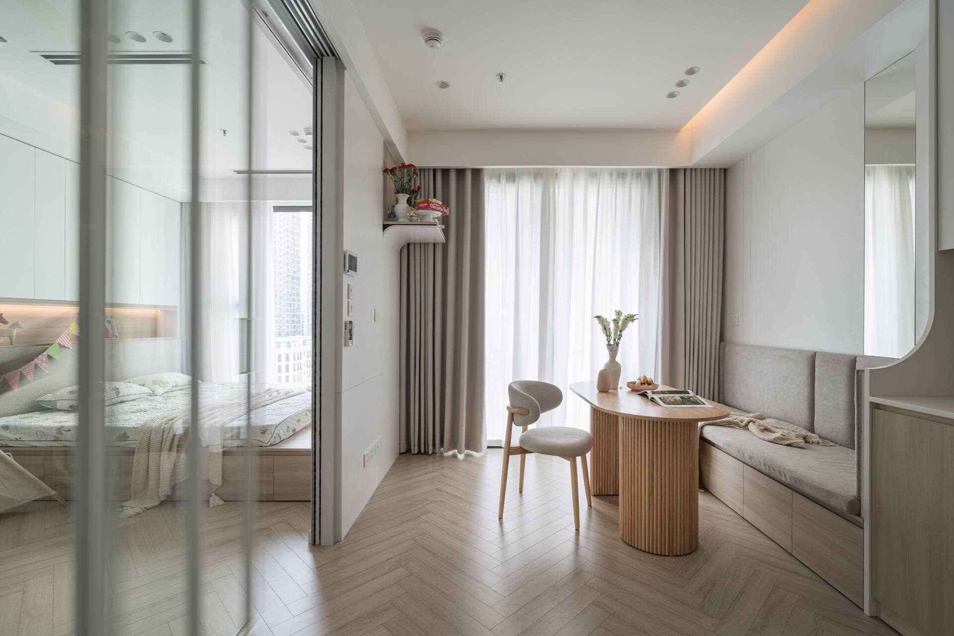 Tối ưu không gian của chung cư 42m2 bằng hệ cửa kính trượt