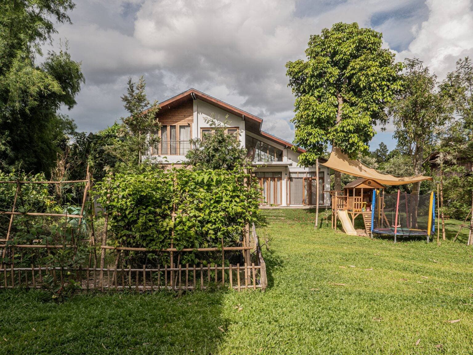Nhà 2 tầng vừa chung, vừa riêng của gia đình đa thế hệ, xây dựng bằng vật liệu địa phương để tiết kiệm chi phí