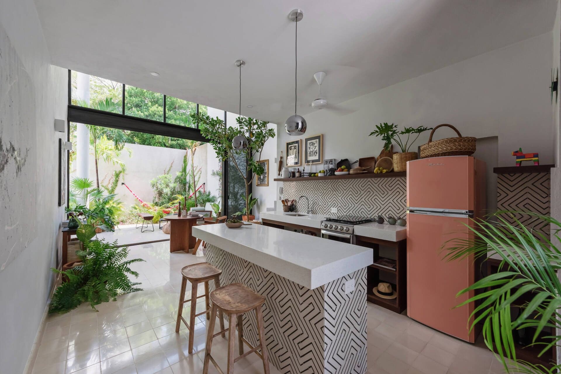 Nhà 2 tầng 86m2 thiết kế thông tầng và hồ bơi mini như resort nhiệt đới giữa phố