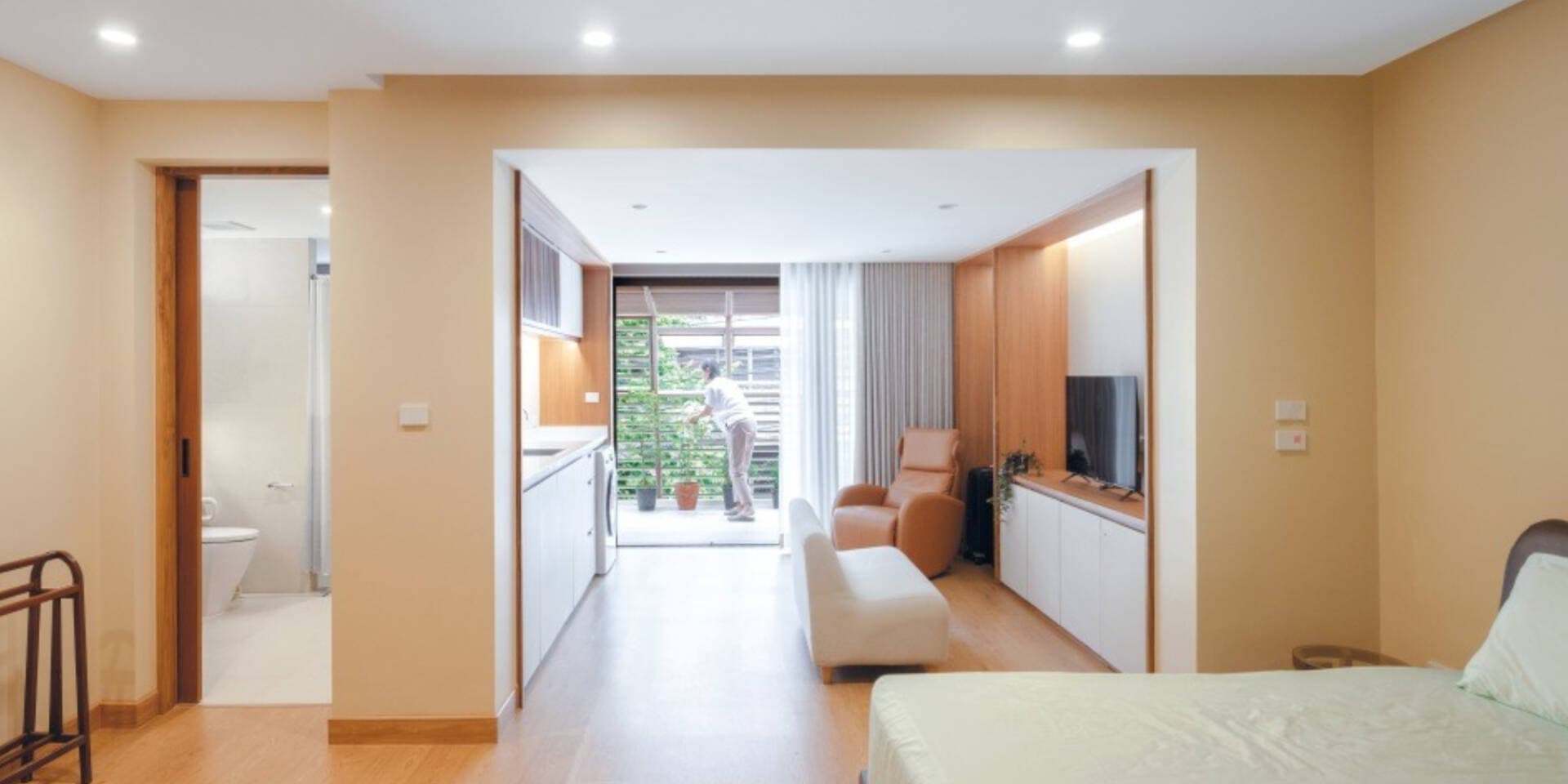 Hai cô con gái cải tạo nhà phố 3 tầng để mẹ an dưỡng tuổi già