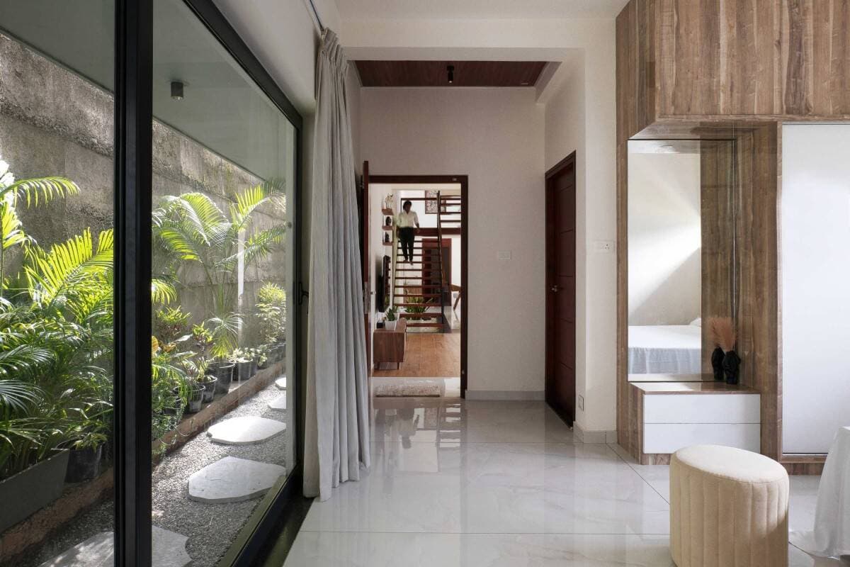 Nhà phố 3 tầng của gia chủ thích thiên nhiên, điểm nhìn nào trong nhà cũng kết nối được ra ngoài