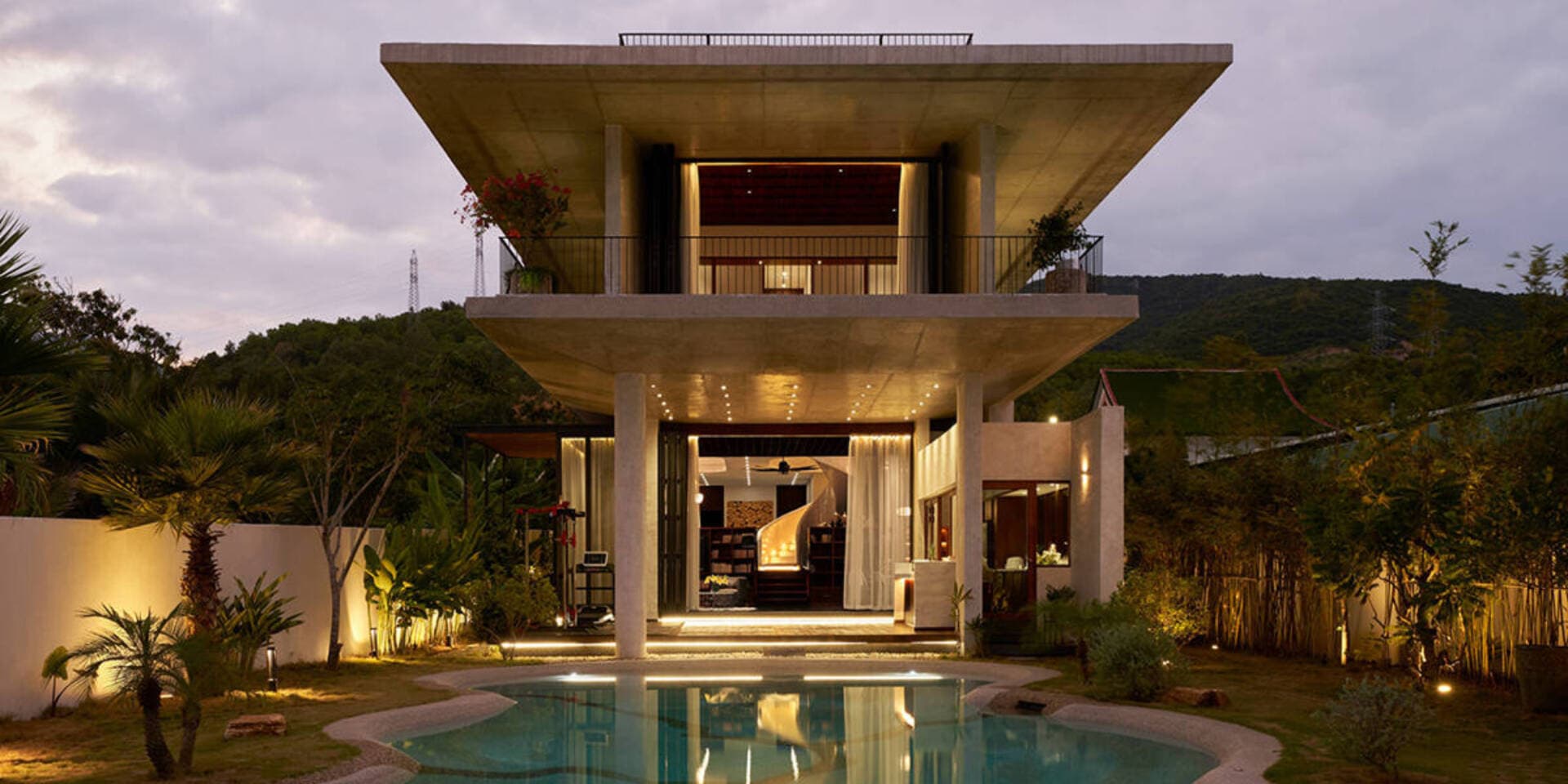 La Casa: Sống giữa thiên nhiên trong biệt thự bê tông hiện đại ven biển Nha Trang