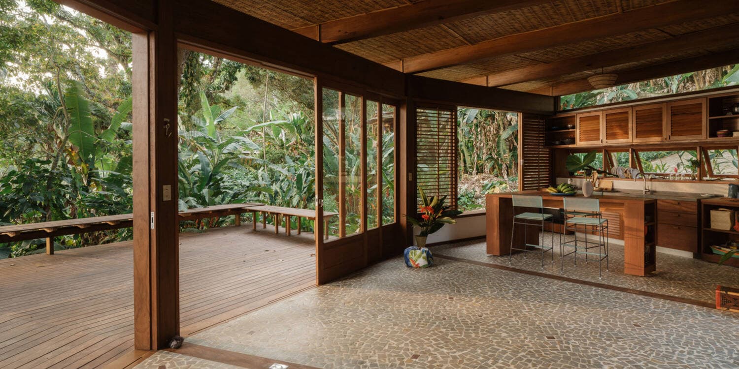 Nhà gỗ hình bán nguyệt ôm trọn hoàng hôn khiến ai nhìn cũng muốn bỏ phố về rừng