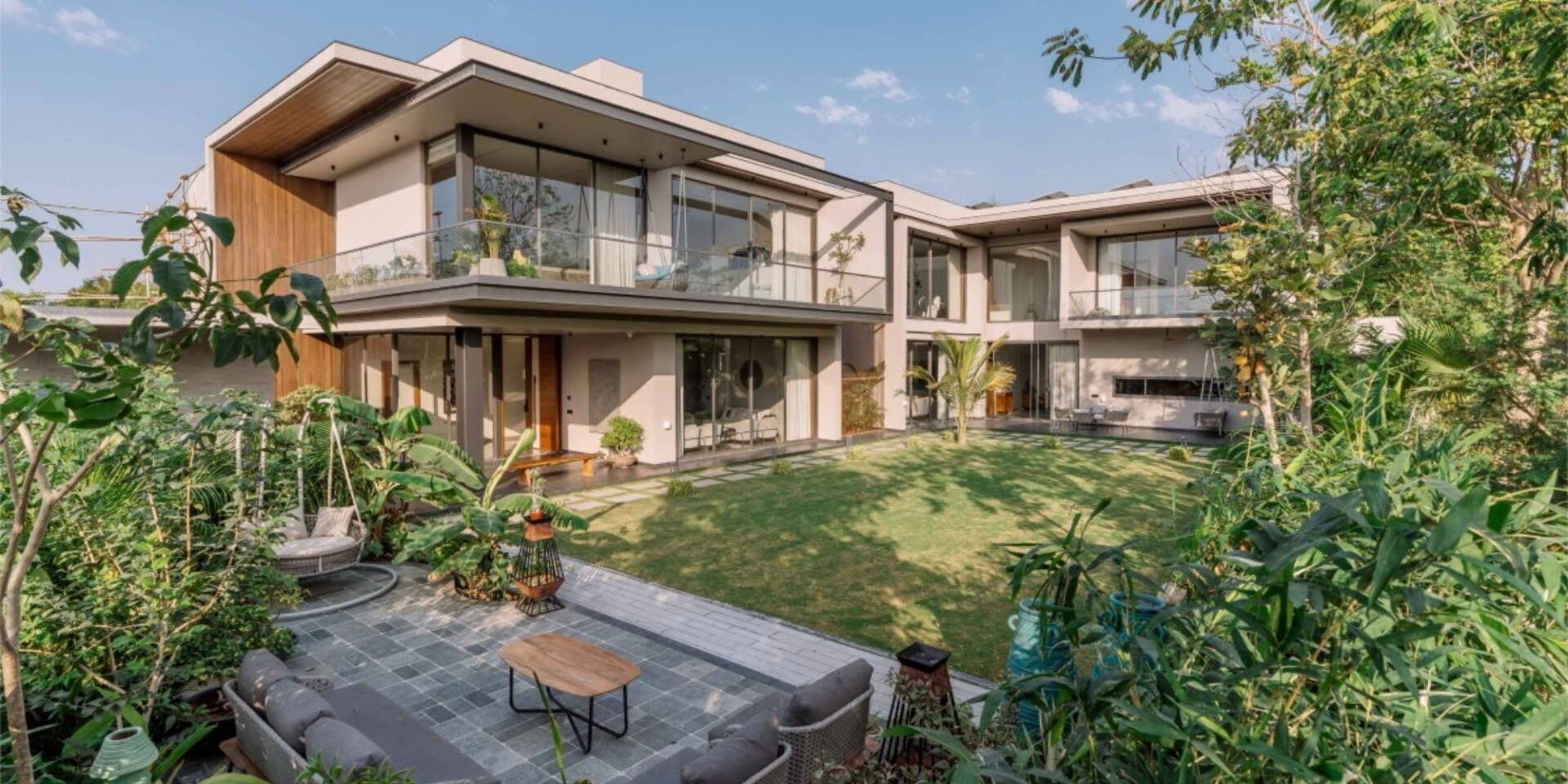 Biệt thự 2 tầng Levant House mở rộng không gian sống bằng ánh sáng và cảnh quan