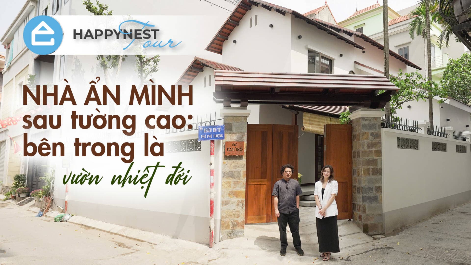 Ngôi nhà “ẩn mình” sau tường cao: Bên trong là một khu vườn nhiệt đới
