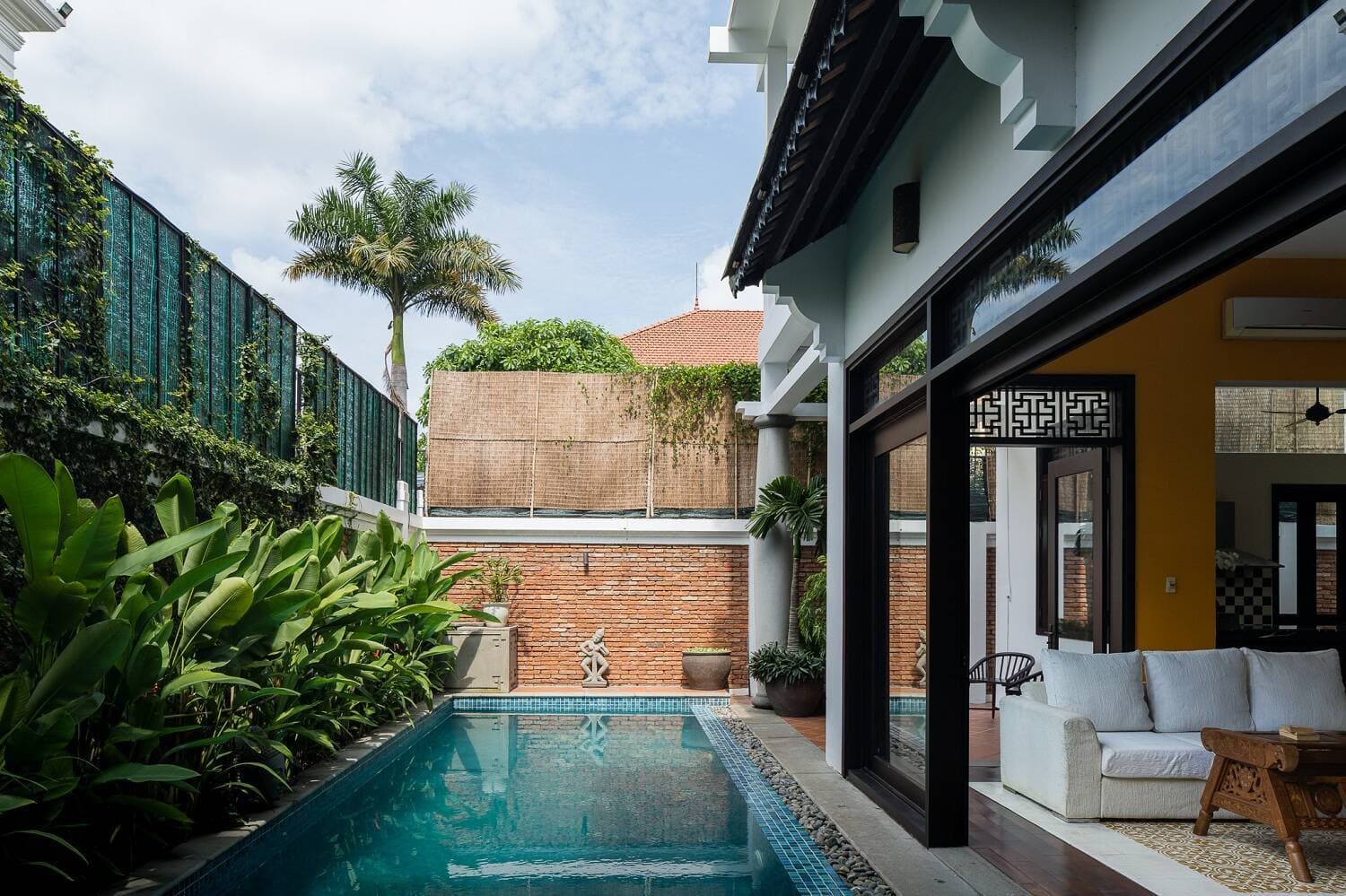 Nhà 3 tầng tại Thảo Điền phong cách Indochine với hồ bơi trong nhà và không gian mở xanh mát