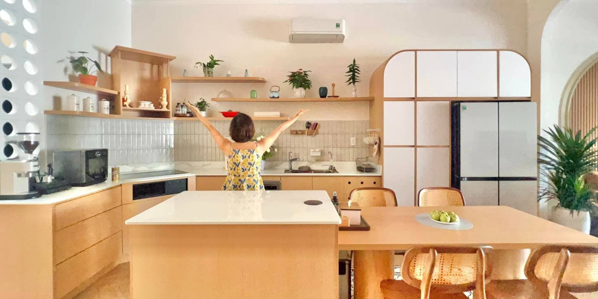 Vì sao nhiều người bắt đầu hối hận khi làm quá nhiều kệ hở trong bếp?