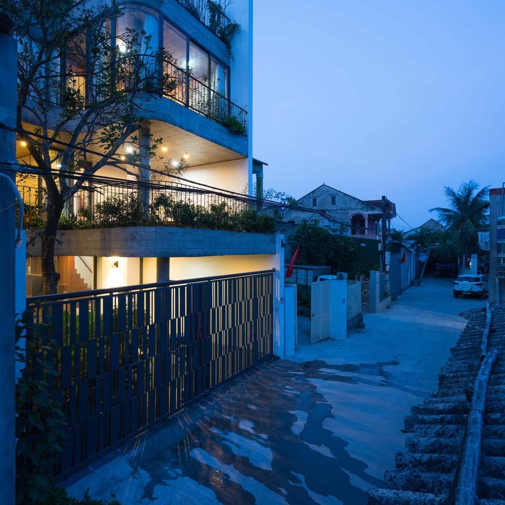 Những mảnh vườn nhỏ xinh xắn và giản dị bao quanh từng không gian sống trong căn nhà 4 tầng - V1 HOUSE