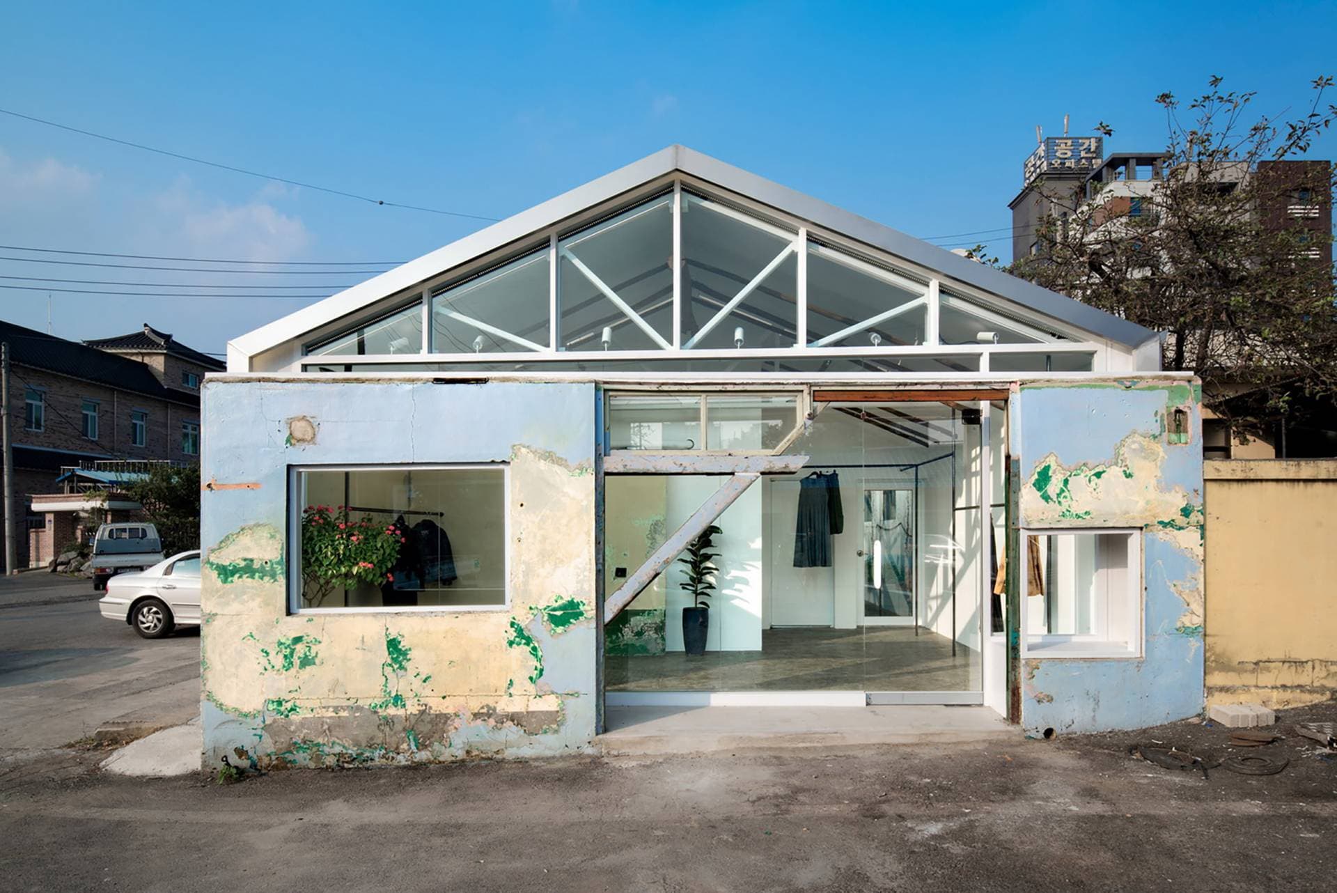 Khám phá câu chuyện ý nghĩa sau vách tường lở của Layered House
