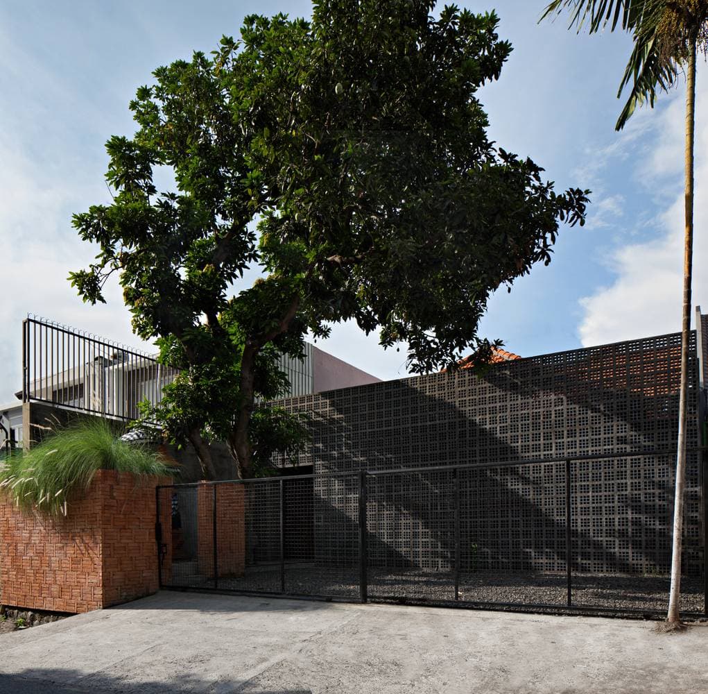 Mandanila House - Cải tạo chống tiếng ồn và ẩm thấp cho nhà một tầng trên đảo ngọc Bali
