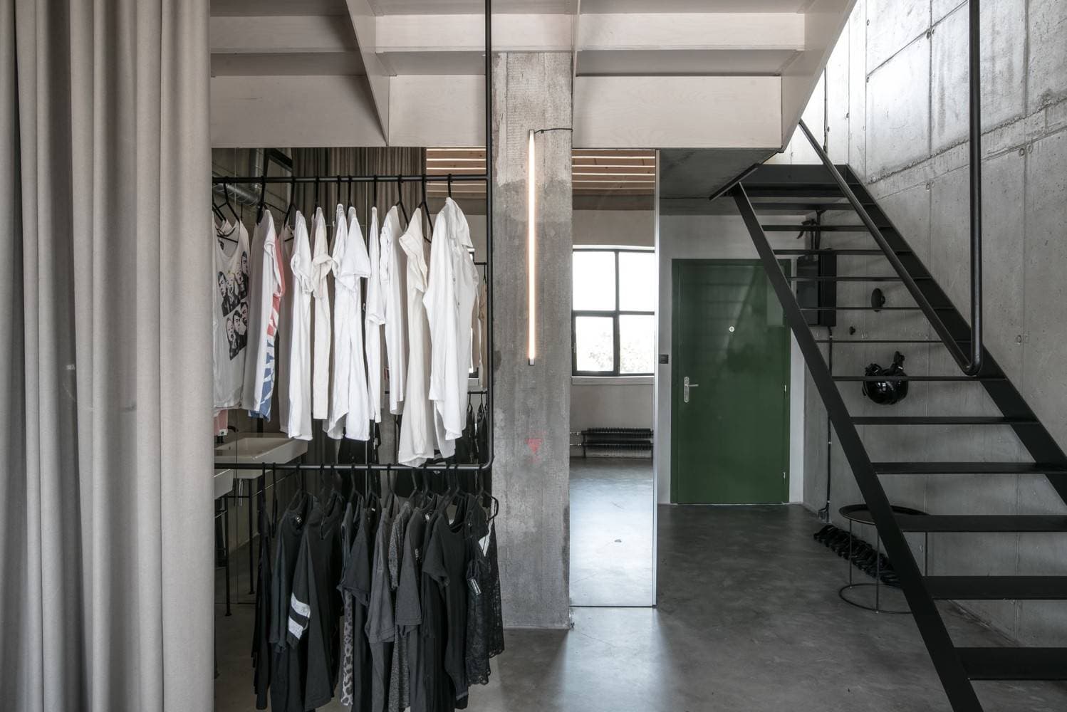 Ghé thăm Mlynica Loft Apartment mang phong cách công nghiệp đơn giản nhưng độc đáo