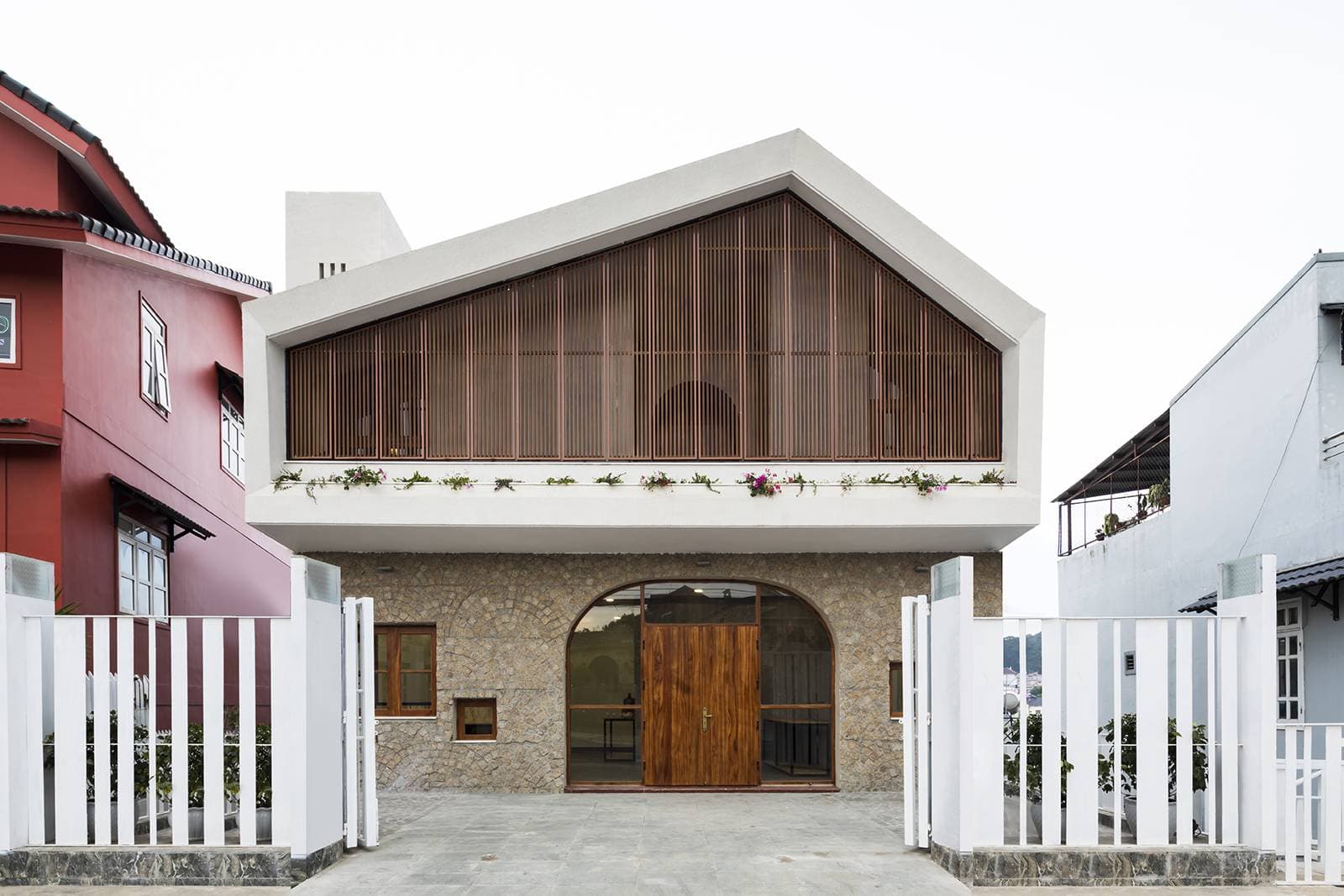 Biệt thự trên cao nguyên thơ mộng Đà Lạt House – nơi cha yên tâm an dưỡng và các con tìm về với bình yên