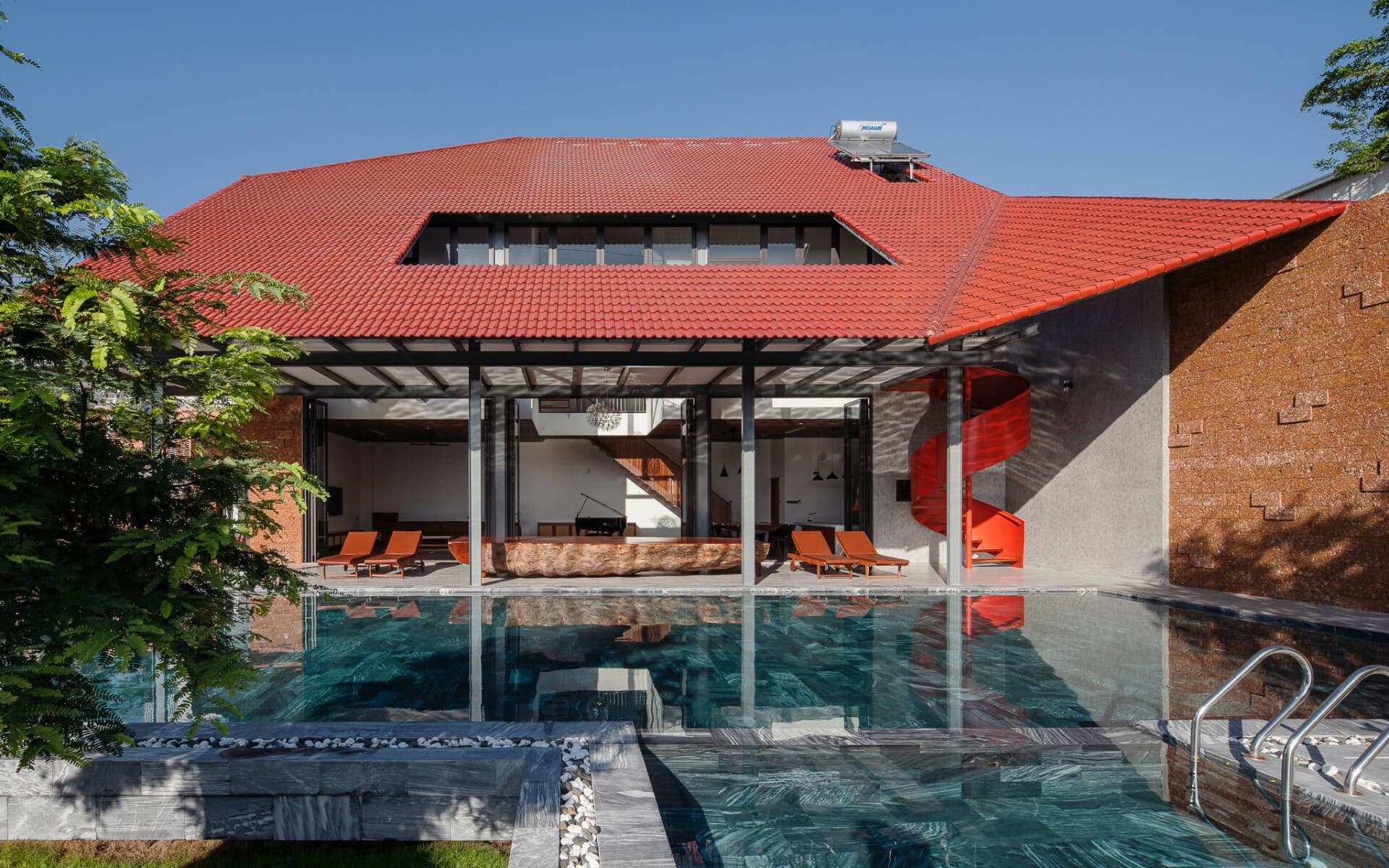 Căn nhà nghỉ dưỡng “độc - lạ” nằm trong khuôn viên rộng đến 7,000m2 của gia chủ Sài Gòn