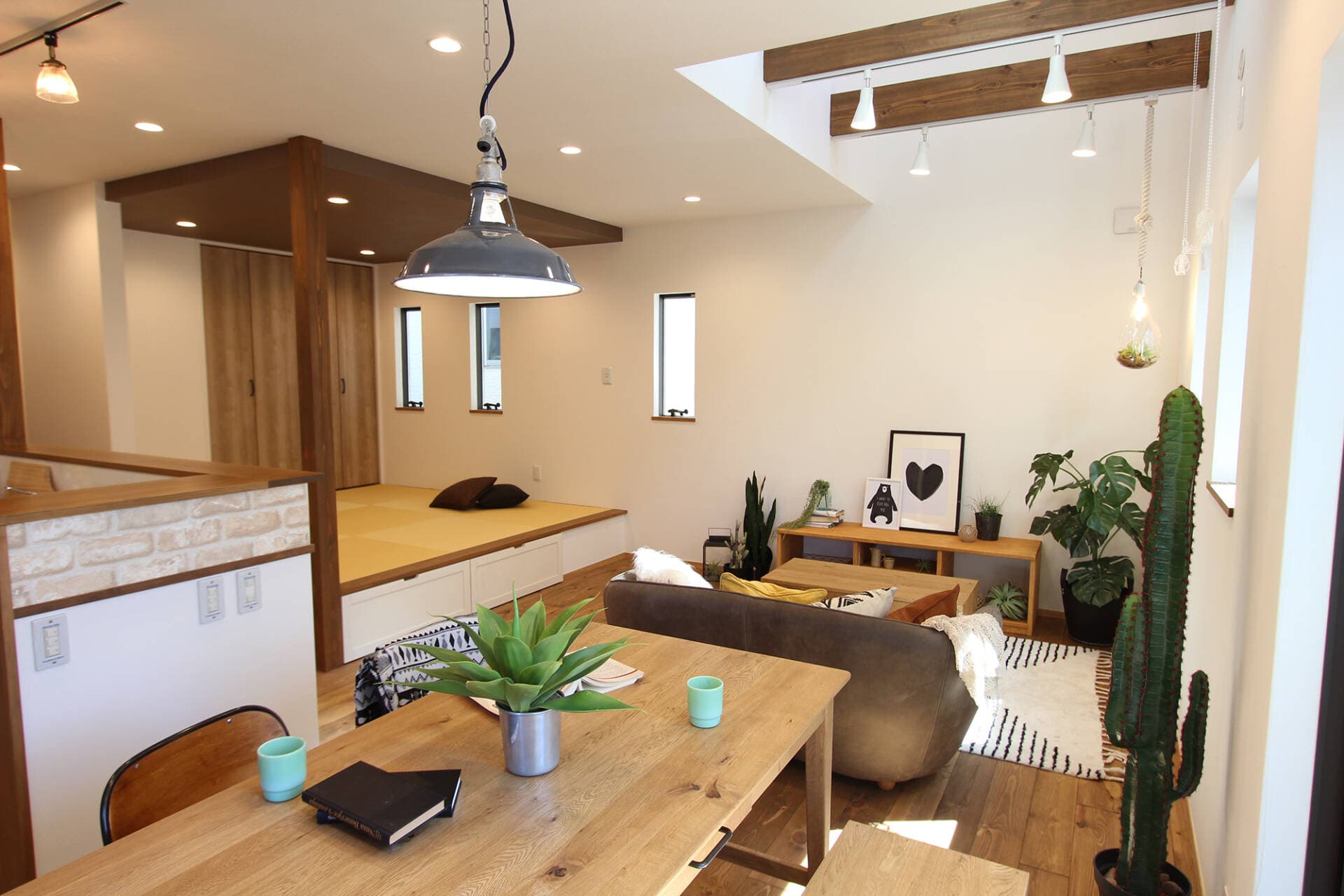 Ngôi nhà 2 tầng gọn gàng toát lên hơi ấm của gia đình