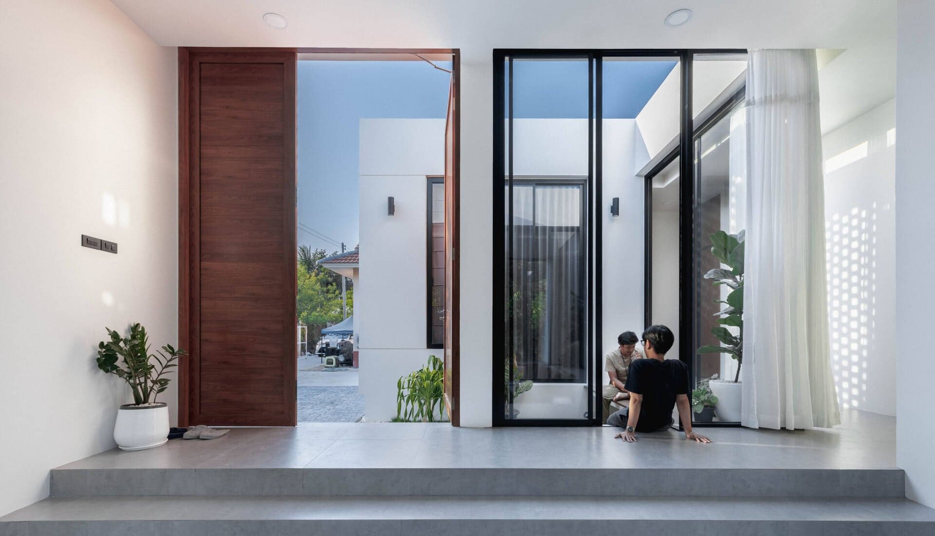 Nhà 1 tầng tối giản với khoảng sân trong giúp lấy sáng, thông gió và giữ trọn sự riêng tư
