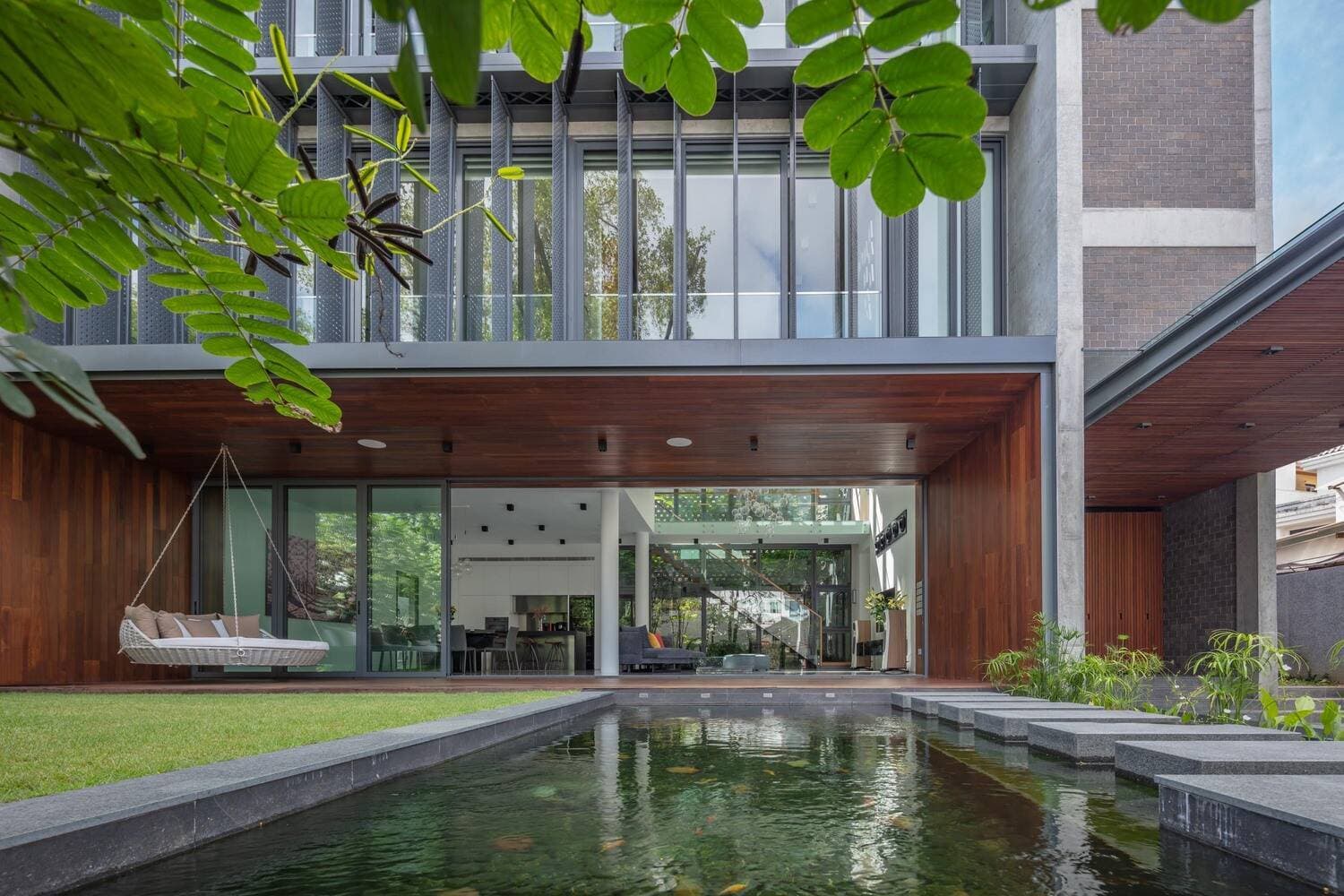 Nhà Singapore xinh đẹp như một ốc đảo với 4 mặt là vườn và có một hồ bơi trên sân thượng