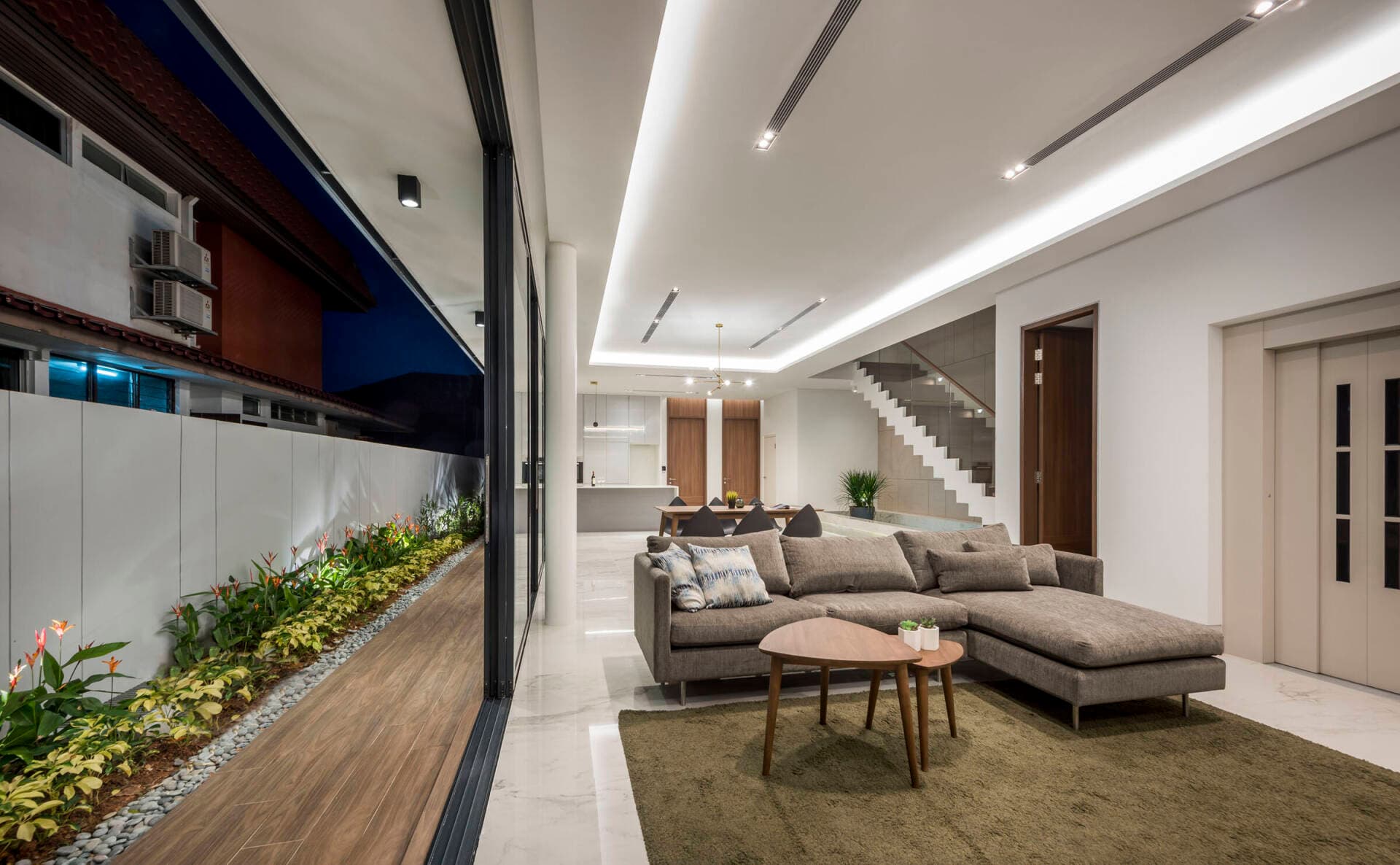 Nhà phố với thiết kế cửa sổ bên lấy sáng độc đáo, là không gian sống thoáng đãng của gia chủ