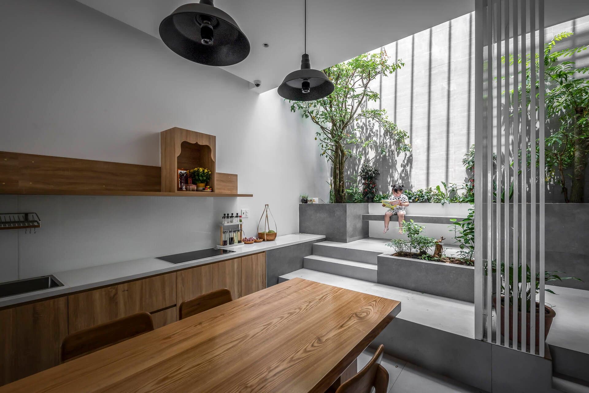 Salem House - Nhà ống 3 tầng ngập tràn ánh sáng và cây xanh, nhiều không gian vui chơi cho con gái nhỏ