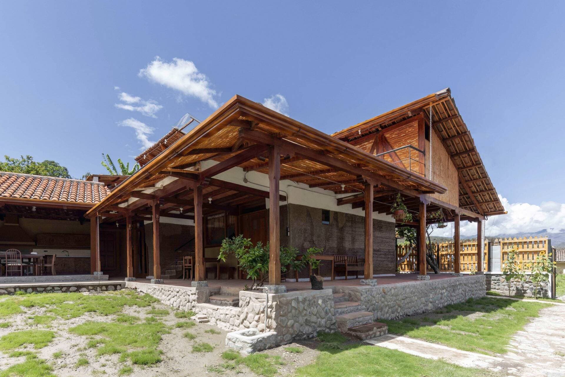 Nhà ở quê rộng 2.000m2, được cải tạo bằng những vật liệu quen thuộc: đá, gỗ, đất sét, gạch nung và ngói đỏ