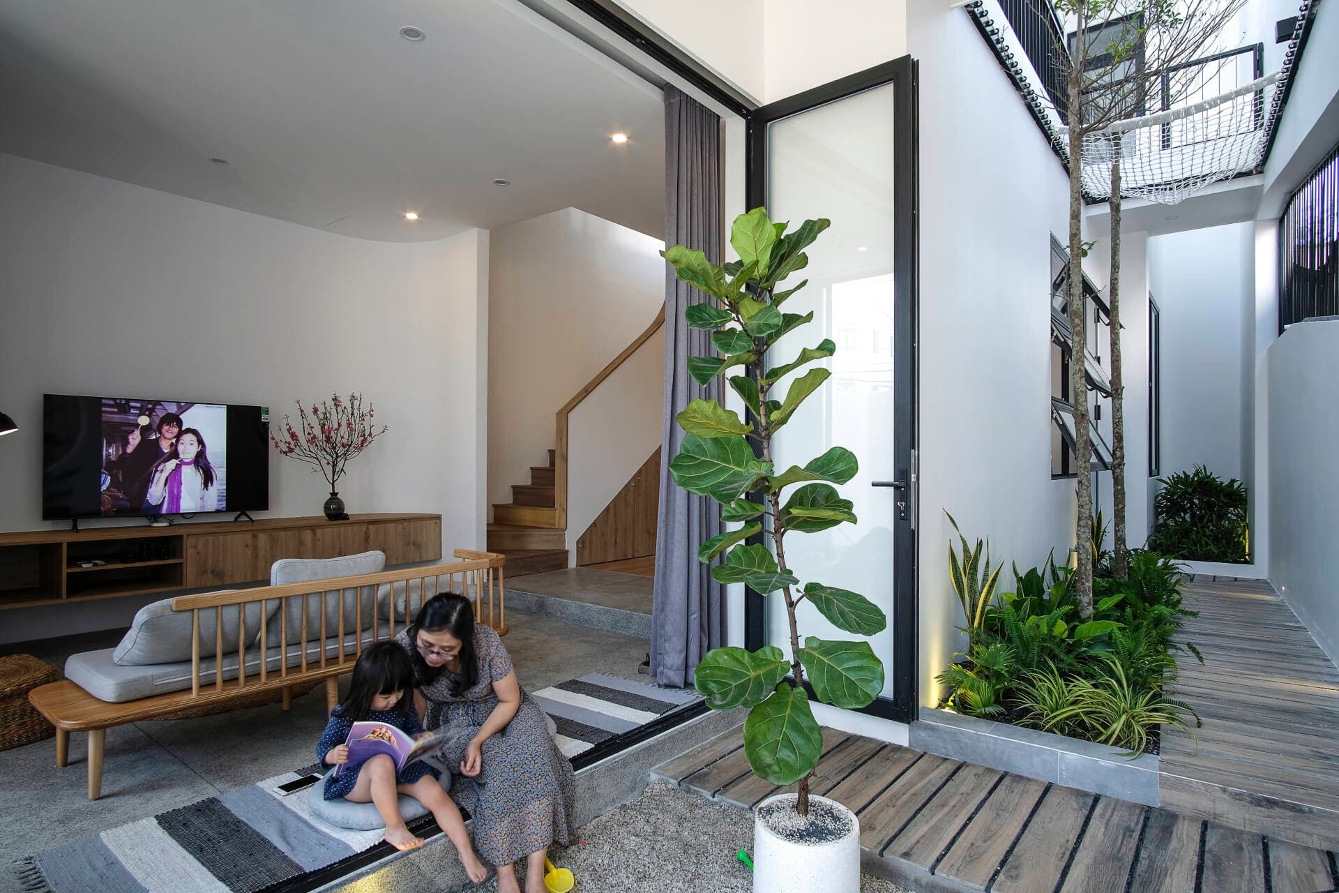 Nhà phố 3 tầng ở Đà Nẵng đã áp dụng giải pháp nào để giải quyết nhược điểm thế đất 'đầu voi đuôi chuột'?