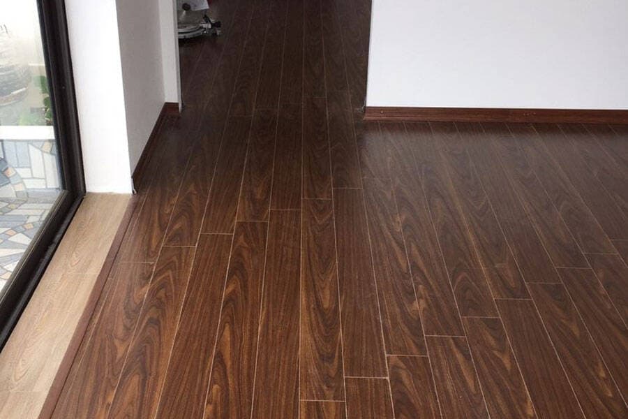 Ốp sàn gỗ công nghiệp nên chọn loại 8mm hay 12mm? Ưu - nhược điểm của từng loại