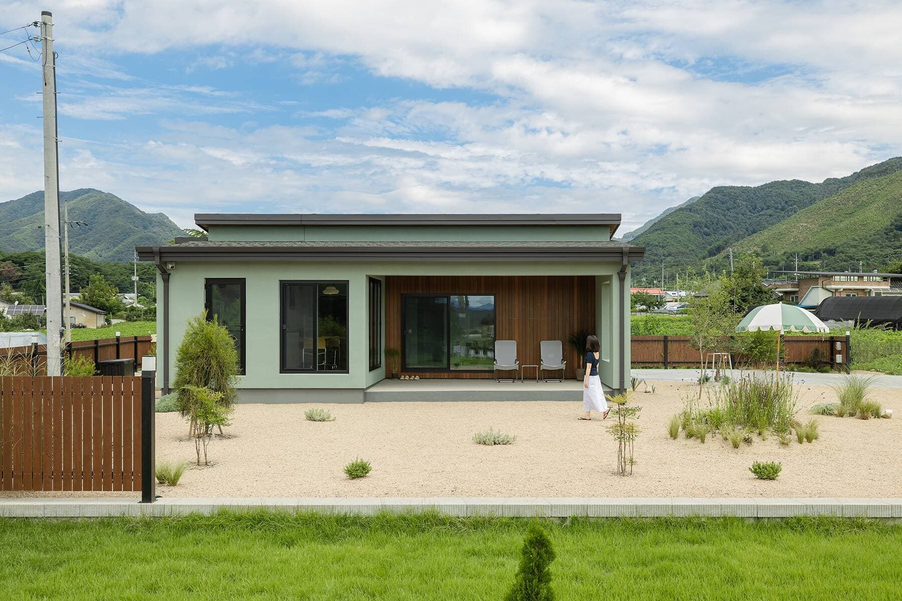 Nữ gia chủ làm thiết kế đồ họa về phố núi xây nhà 1 tầng 2 hiên lớn để có cảm hứng sáng tạo