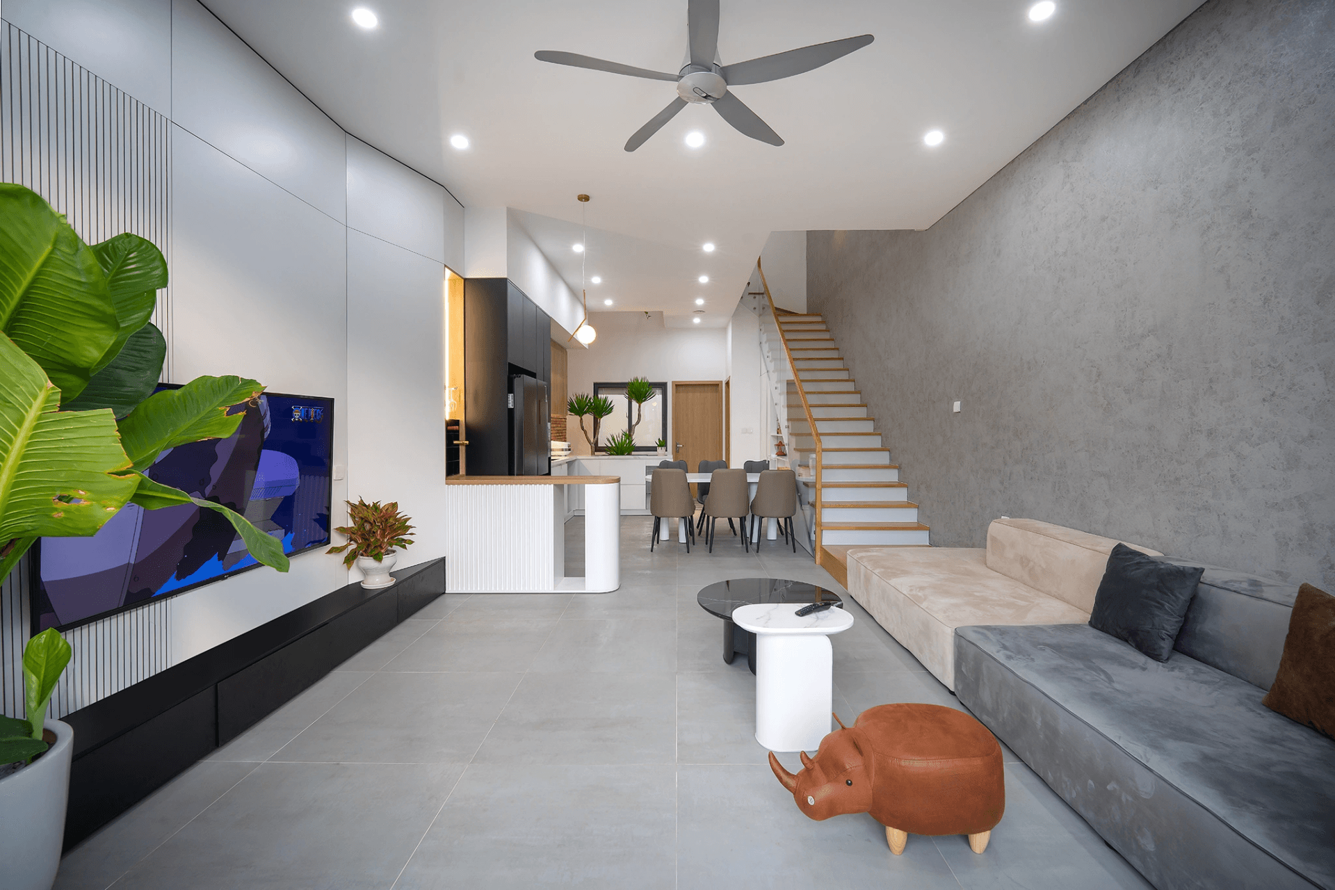 Nhà 5x21m hướng Tây rộng rãi, mát mẻ nhờ hệ lam thép mặt tiền và giếng trời cuối nhà