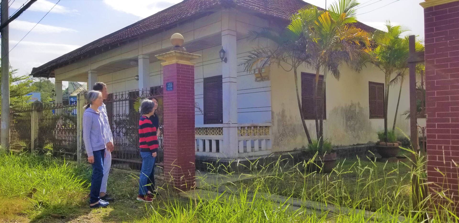 Chị cả không muốn mẹ chia đều 4 phần, mà đòi lấy hết nhà ở Sài Gòn, tôi là em út nên làm gì?