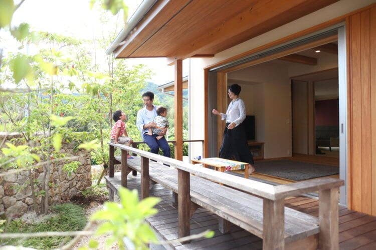 Ngôi nhà hạnh phúc của vợ chồng trẻ, thiết kế phòng khách ngoài trời để gắn kết với hàng xóm
