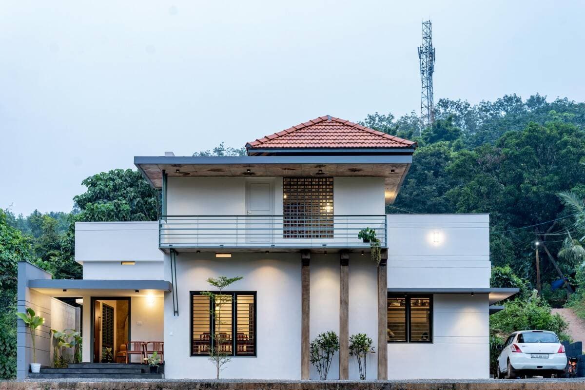 Nhà 2 tầng cắt giảm chi phí xây dựng bằng cách “để mọi thứ tự nhiên”