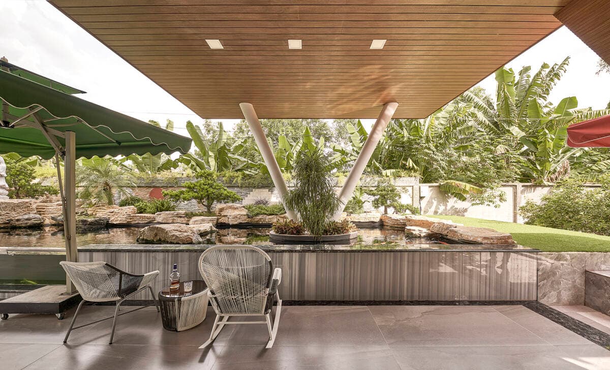 Nhà Bình Phước bố trí 230m2 kính sát trần để 4 hướng đều sáng, chi phí 5 tỷ đồng