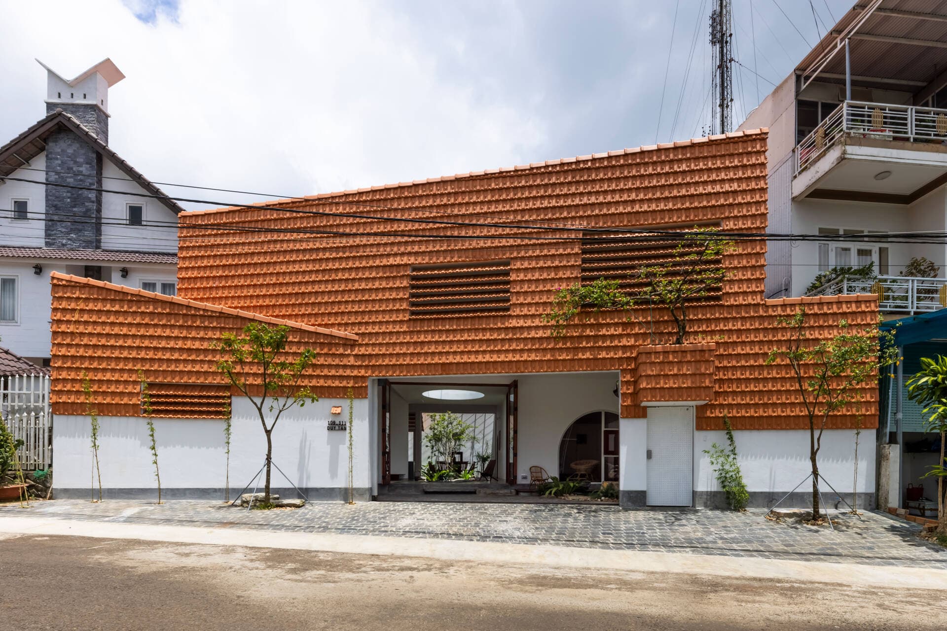 Nhà ở Bảo Lộc có “mặt trăng” ở giữa, gia chủ đi bộ được trên mái dốc